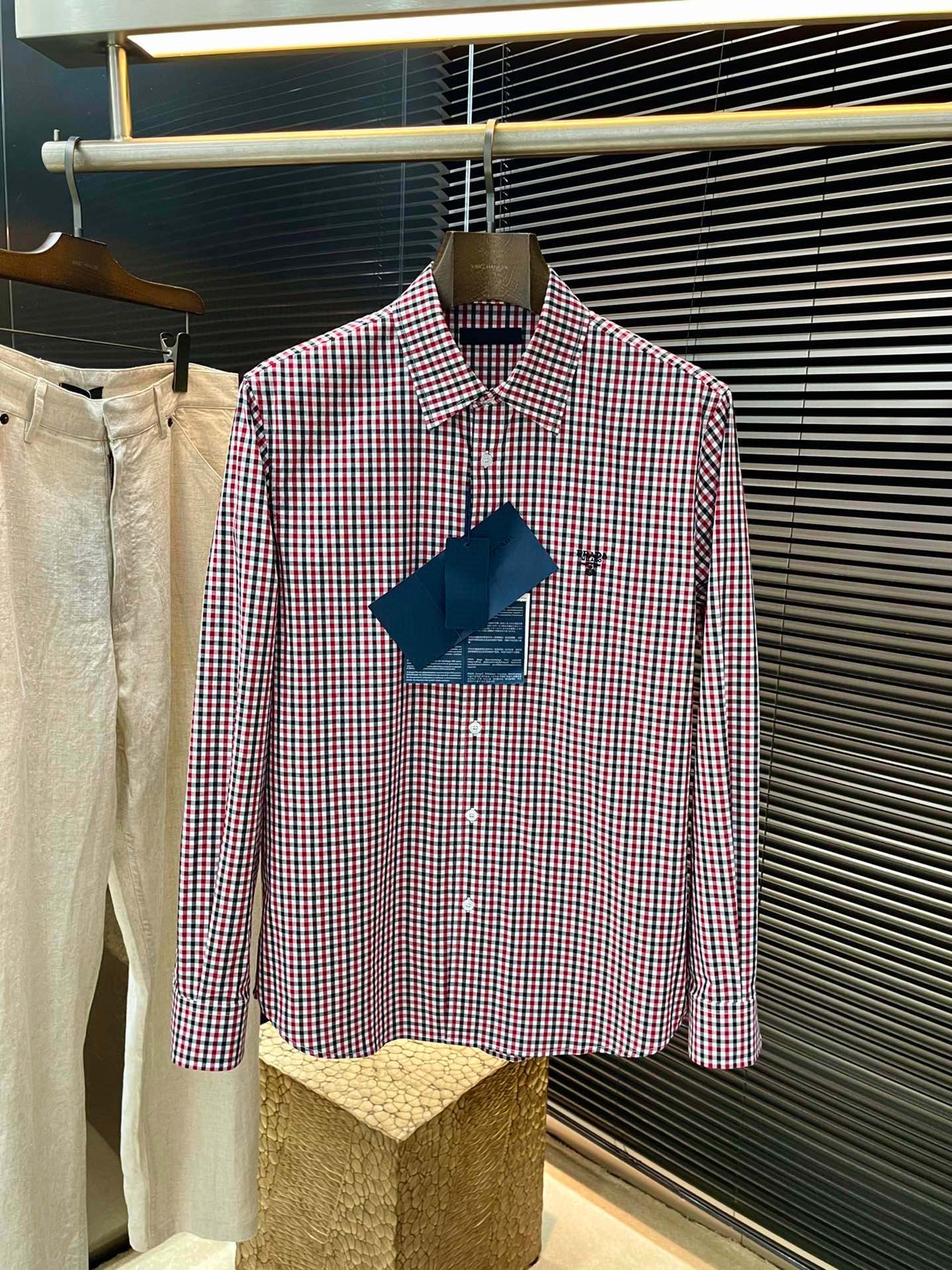 NO:743476,P PRADA - (Prada) 2026 spring and summer new products, celebrity style, while reinterpreting classic elements, the latest trend accessories are retro plaid long-sleeved shirts, embellished with English letter embroidery patterns on the chest, button opening and closing, the style is versatile and not picky, the upper body shows a fashionable atmosphere, and the age-reducing versatile color system reveals a sense of luxury. The same style for men and women, highly recommended!  Color red plaid green plaid Size S M L XL,,prada,prada,prada,shirts,19860909P  PRADA-（普拉达）2026春夏新品 明星同款 重新诠释经典元素的同时,最新潮流配饰 复古格纹长袖衬衫,胸前普家英文字母刺绣图案点缀 ,纽扣开合,款式百搭不挑人,上身彰显时尚气息,减龄百搭款色系透露出高级感.男女同款,强烈推荐！颜色 红格子 绿格子 码数 S M L XL,,prada,prada,prada,shirts,,Men's clothing