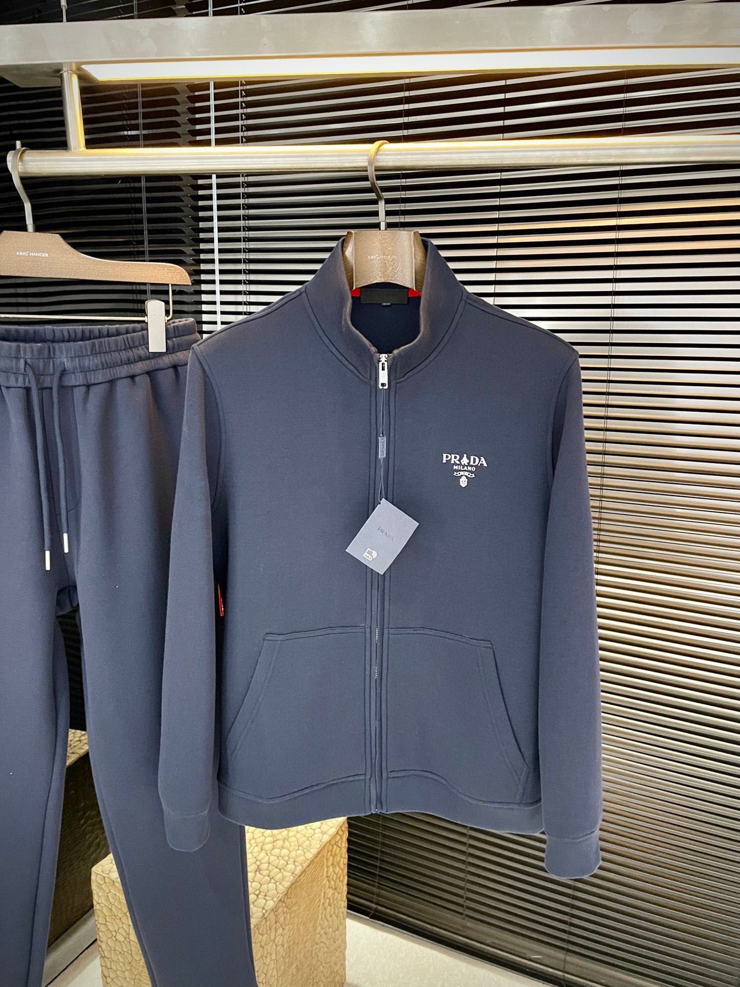 NO:743481,Sold without dismantling P PRAD Highly recommended!  New products for spring 2026, full of accents, very flattering on the upper body, super stylish, definitely a powerful tool to attract repeat customers!  Fashionable suit. Made of imported plain fiber fabric, with good comfort and exquisite workmanship!  Casual and handsome European and American style!  Smooth and neat, the upper body is straight and stylish, fashionable and handsome, a full sportsman image!  Size M-3XL,,prada,prada,19860909一套不拆卖 P  PRAD（普拉） 重磅推荐！2026春季新品 十足腔调 上身非常的赞 超有型 绝对是吸引回头率的利器！时尚潮流套装.采用进口素纤维面料,舒适度好,车工精湛！随性帅气的欧美调调！流畅利落 上身挺括有型,时尚又帅气,十足的型男形象！尺码 M-3XL,,prada,prada,,Men's clothing