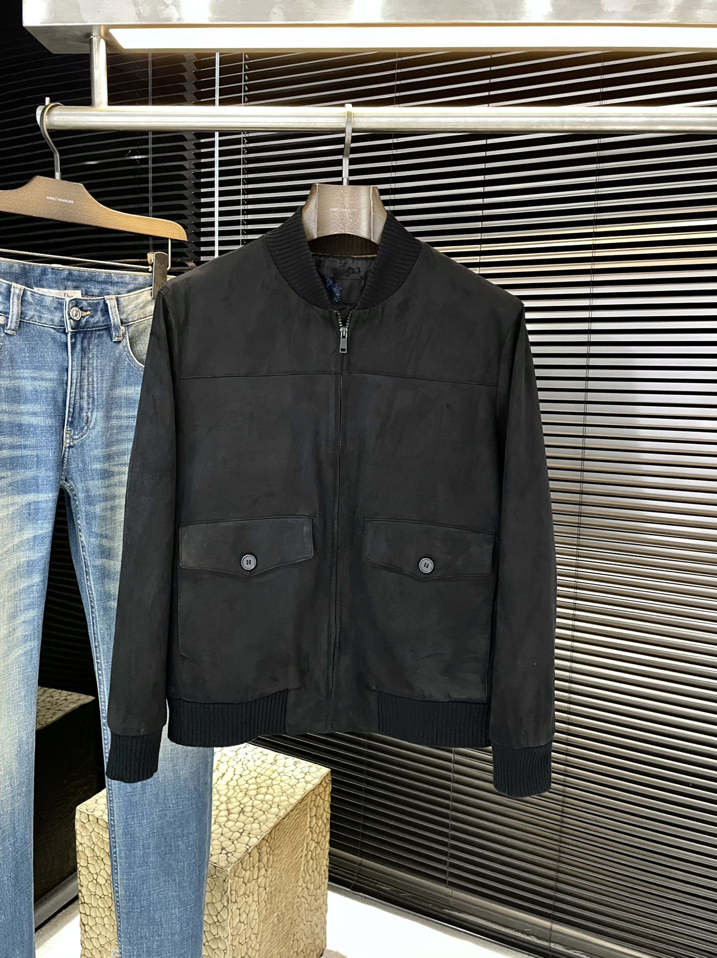 NO:743484,P PRAD-(Pula) highly recommended!  2026 spring new jacket, carefully made of leather fabrics, with flap pockets and zipper placket, stand-up collar design, decorated with elastic details, and the entire GG pattern logo. The pullover design is more youthful and energetic, and the turning lines are neat and smooth. All hardware accessories are top-notch accessories with logos supplied by customers. At first glance, they are high-end fabrics. This fabric is custom-woven. It is a good product from a regular large factory, and there is nothing picky about it.  This kind of jacket is a regular wear and very practical. Sizes S-XL are shipped next day, prada, prada, jackets & coats, jackets & coats,19860909P PRAD-（普拉）重磅推荐！2026春季家新款夹克,采用皮绒面料精心制作,搭配翻盖口袋和拉链门襟,立领设计 饰以弹力细节,整件GG图案标志.套头设计 更显青春活力,车工走线整齐平整,所有五金附料都是客供带logo顶级配件 一看就是高档的面料 这种面料都是定织的 正规大厂途径出来的好货,无任何有挑剔的地方 这样的一件外套属于常备常穿的,实用性很强.尺码 S-XL 隔天出货,,prada,prada,jackets & coats,jackets & coats,,Men's clothing