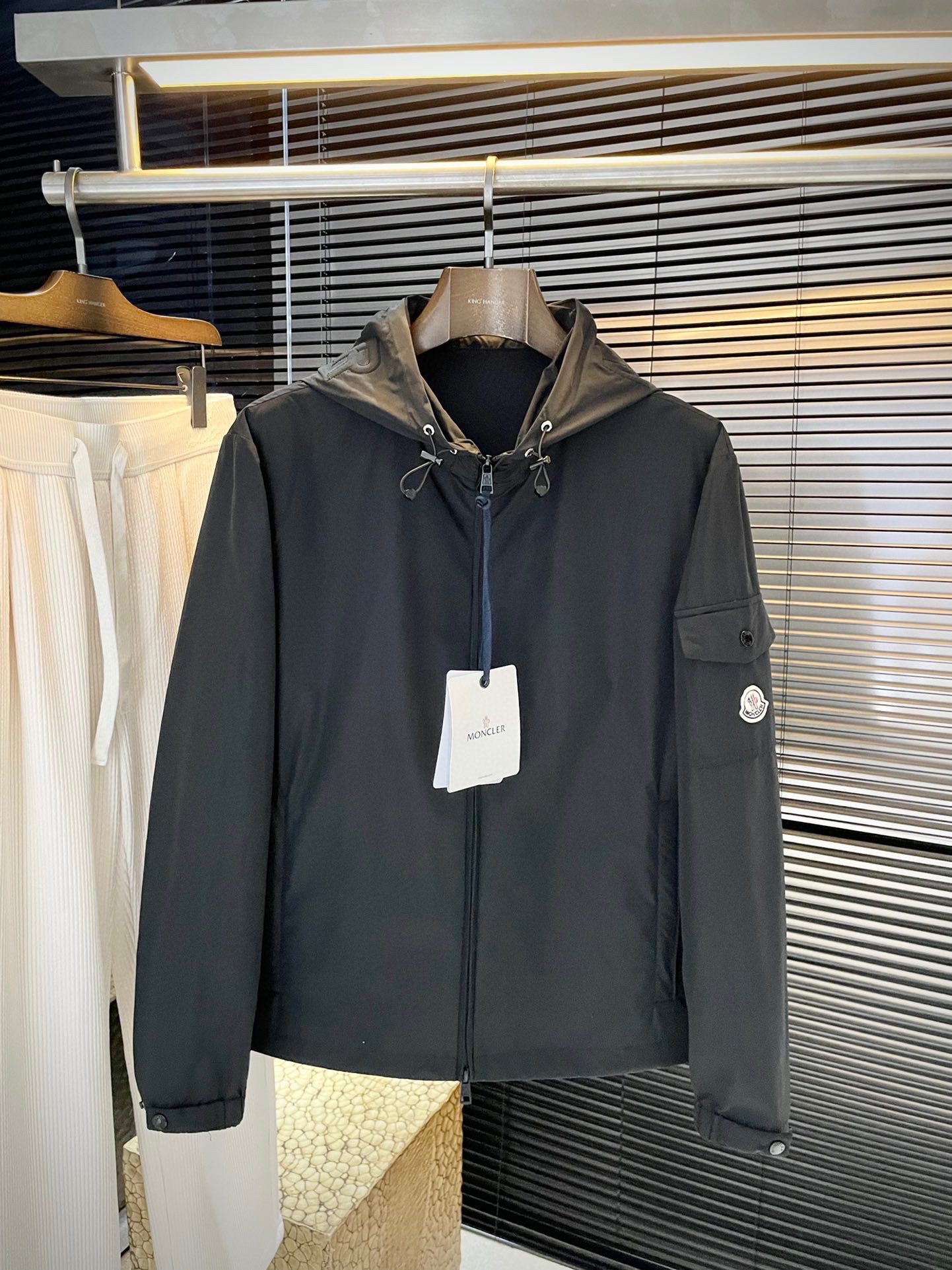 NO:743515,P Monch is highly recommended!  2026 new spring jackets are on sale simultaneously on the official website. Simple and elegant jackets. Imported original high-quality polyester fiber fabric. The sag and gloss are definitely uplifting. The placket design is more youthful and energetic. The workmanship is neat and smooth. All hardware and accessories are supplied by customers. Top accessories with logo. At first glance, it is a high-end fabric. This fabric is all custom-woven. It is a good product from a regular factory. There is nothing picky about it. This kind of jacket is a regular wear and is very practical. Size 1  2 3 4,,Moncler,jackets & coats,jackets & coats,19860909P  Monch（蒙口）重磅推荐！2026春季夹克新品 官网同步发售 简约大方夹克 进口原版高品质聚脂纤维面料,垂度和光泽绝对是提气,门襟设计 更显青春活力,车工走线整齐平整,所有五金附料都是客供带logo顶级配件 一看就是高档的面料 这种面料都是定织的 正规大厂途径出来的好货,无任何有挑剔的地方 这样的一件外套属于常备常穿的,实用性很强.尺码 1 2 3 4,,Moncler,jackets & coats,jackets & coats,,Men's clothing