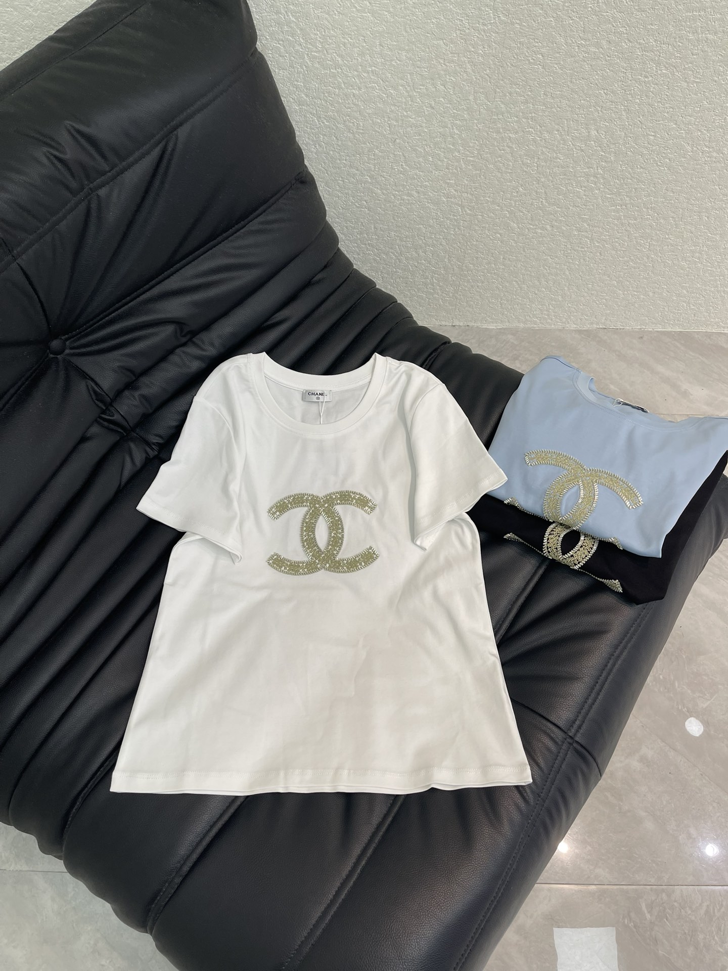 NO:749512,Chane*26 new spring and summer double C beaded embroidery heavy-duty short-sleeved T-shirt Mercerized cotton fabric High-density fashionable sports style Every daily wear Playful and age-reducing design elements full of vitality High quality Size SML A,,chanel,T-shirt,tees,t-shirt,19860909Chane*26春夏新款双C钉珠刺绣重工短袖T恤 丝光棉面料 高密度时髦运动风 每个日常的穿搭 俏皮减龄充满元气的设计元素 高品质 尺码SML A,,chanel,T-shirt,tees，t-shirt,,Women's clothing