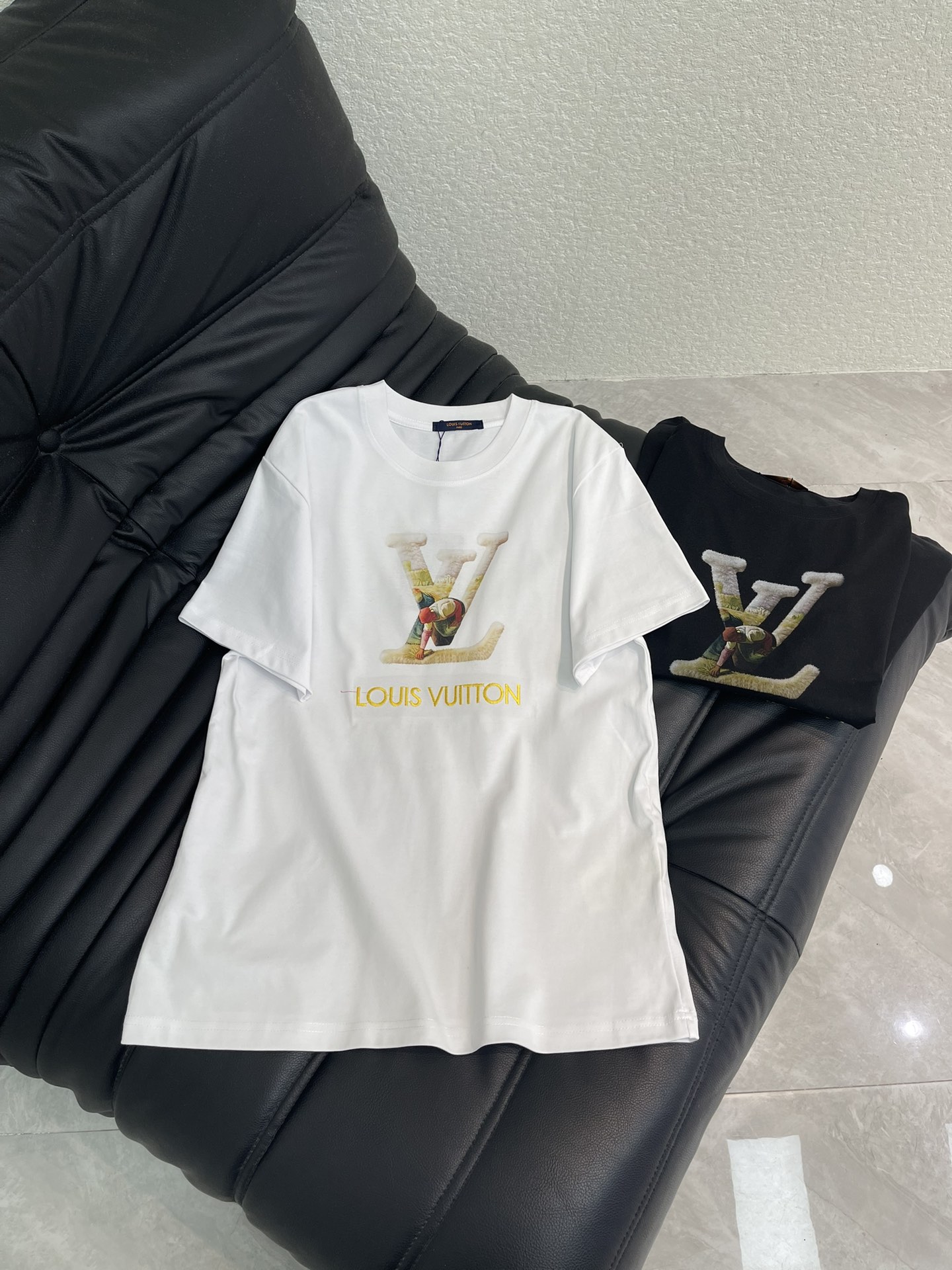 NO:747675,Louis Vuitto*26 new spring and summer new digital printing + heavy embroidery letter short-sleeved T-shirt. Pure cotton fabric. High-density fashionable sports style. Every daily wear. Playful and age-reducing design elements full of vitality. High quality. Size SML A, Louis Vuitton, T-shirt, tees, t-shirt,19860909Louis Vuitto*26春夏新款数码印花+重工刺绣字母短袖T恤 纯棉面料 高密度时髦运动风 每个日常的穿搭 俏皮减龄充满元气的设计元素 高品质 尺码SML A,,louis vuitton,T-shirt,tees，t-shirt,,Women's clothing