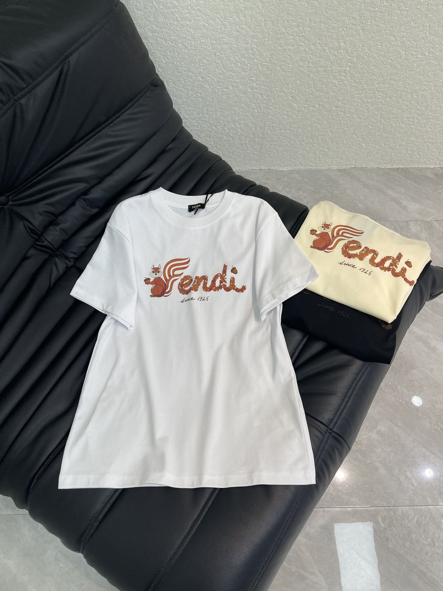 NO:747683,Fend*26 new spring and summer digital printed squirrel letter short-sleeved T-shirt. Pure cotton fabric. High-density fashionable sports style. Every daily wear. Playful and age-reducing design elements full of vitality. High quality. Sizes SML, fendi, T-shirt, tees, t-shirt,19860909Fend*26春夏新款数码印花小松鼠字母短袖T恤 纯棉面料 高密度时髦运动风 每个日常的穿搭 俏皮减龄充满元气的设计元素 高品质 尺码SML,,fendi,T-shirt,tees，t-shirt,,Women's clothing