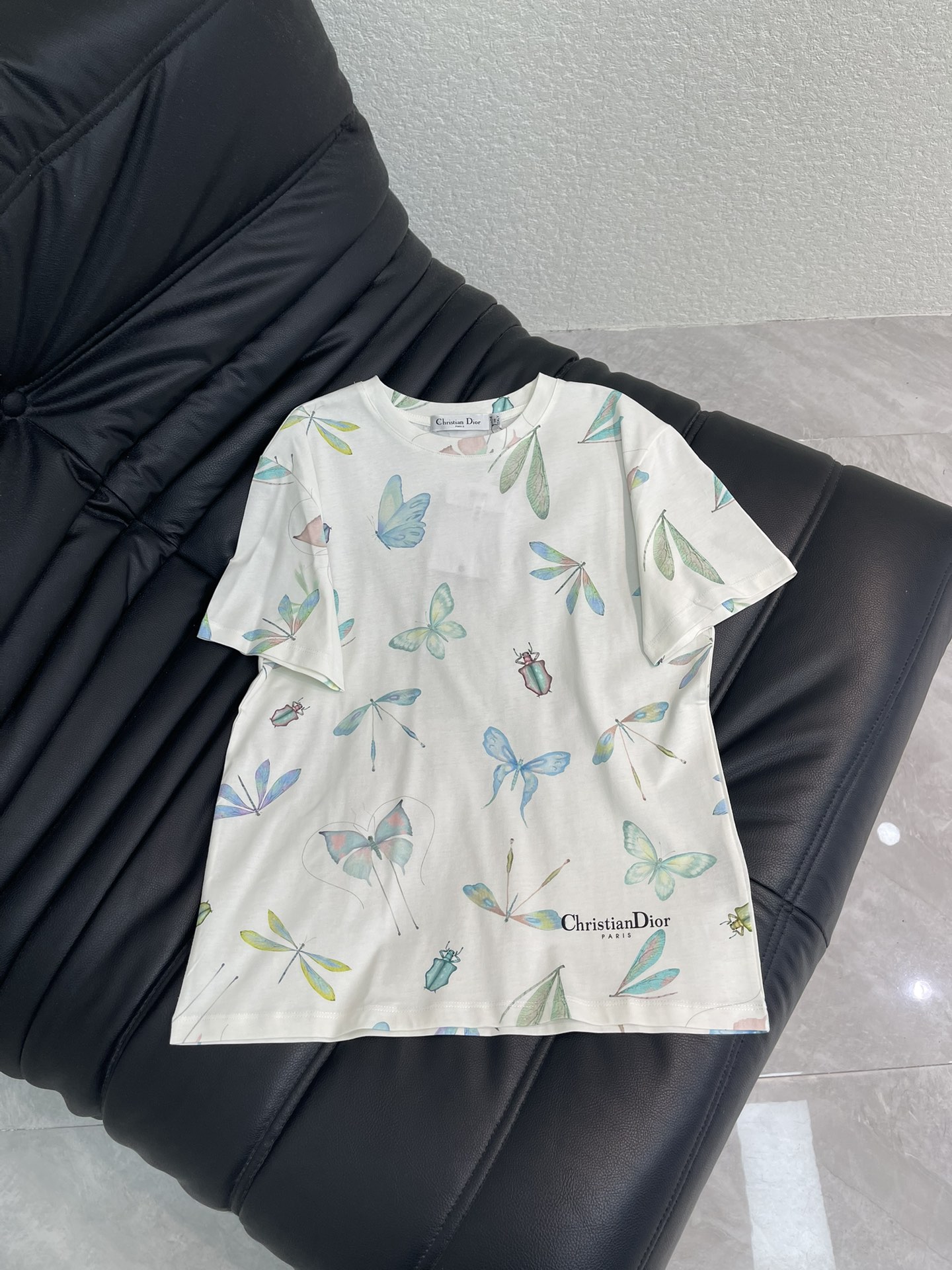 NO:752310,Dio*26 new spring and summer active floral short-sleeved T-shirt!  Customized imported high-count pure cotton fabric, soft and comfortable, full of texture, active butterfly, dragonfly beetle and other insect prints, fresh and childlike, perfect for spring and summer, simple and recognizable, classic round neck + short sleeve design, easy to control in daily casual wear, great with jeans or skirts ~ fashionable and practical, easy to create high-end outfits. SML, dior, skirts, jeans, T-shirt, tees, t-shirt,19860909Dio*26春夏新款活性花卉短袖T恤！定制进口高支数纯棉面料 柔软舒适 质感十足 活性蝴蝶 蜻蜓甲虫等昆虫印花 清新又童趣 春夏穿超合适 简约又有辨识度 经典圆领+短袖设计 日常休闲都能轻松驾驭 搭配牛仔裤或半裙都很出彩～时尚实用,轻松打造高级感穿搭.SML,,dior,skirts,jeans,T-shirt,tees，t-shirt,,Women's clothing