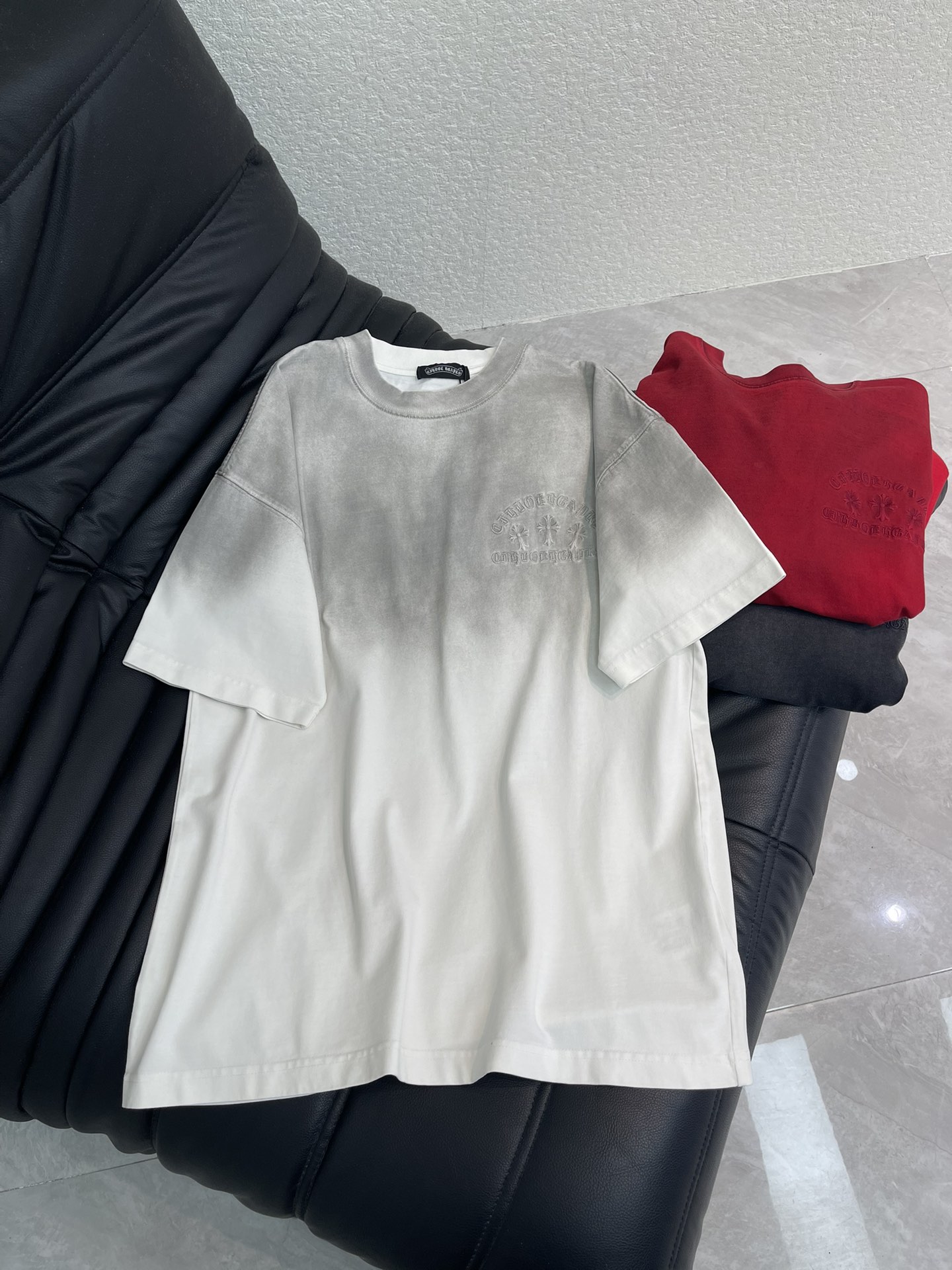 NO:747685,Chrome Hearts* Chrome Hearts 26 new cross appliqué embroidered Sanskrit short-sleeved T-shirt. Pure cotton washed and distressed. The washed fabric is not limited to basic colors, but also has rich distressed effects to meet the needs of different styles. The fabric is breathable and comfortable, and the unique design combines the brand's fashion elements, making people feel a unique artistic charm and cultural heritage. This T-shirt can make you the focus, easily control various styles, and show your personal charm. OS large version, same style for men and women!  S-XL,,chrome hearts,chrome hearts,T-shirt,tees,t-shirt,19860909Chrome Hearts*克罗心26新款十字架贴布绣梵文短袖T恤.纯棉水洗做旧工艺, 水洗面料不仅限于基础色彩,更有丰富的 做旧效果,满足不同风格需求.面料透气舒适,设计独特,融合了品牌的时尚元素,让人感受到一种独特的艺术魅力与文化底蕴.这款T恤都能让你成为焦点,轻松驾驭各种风格,展现个性魅力.OS大版型,男女同款！S-XL,,chrome hearts,chrome hearts,T-shirt,tees，t-shirt,,Women's clothing