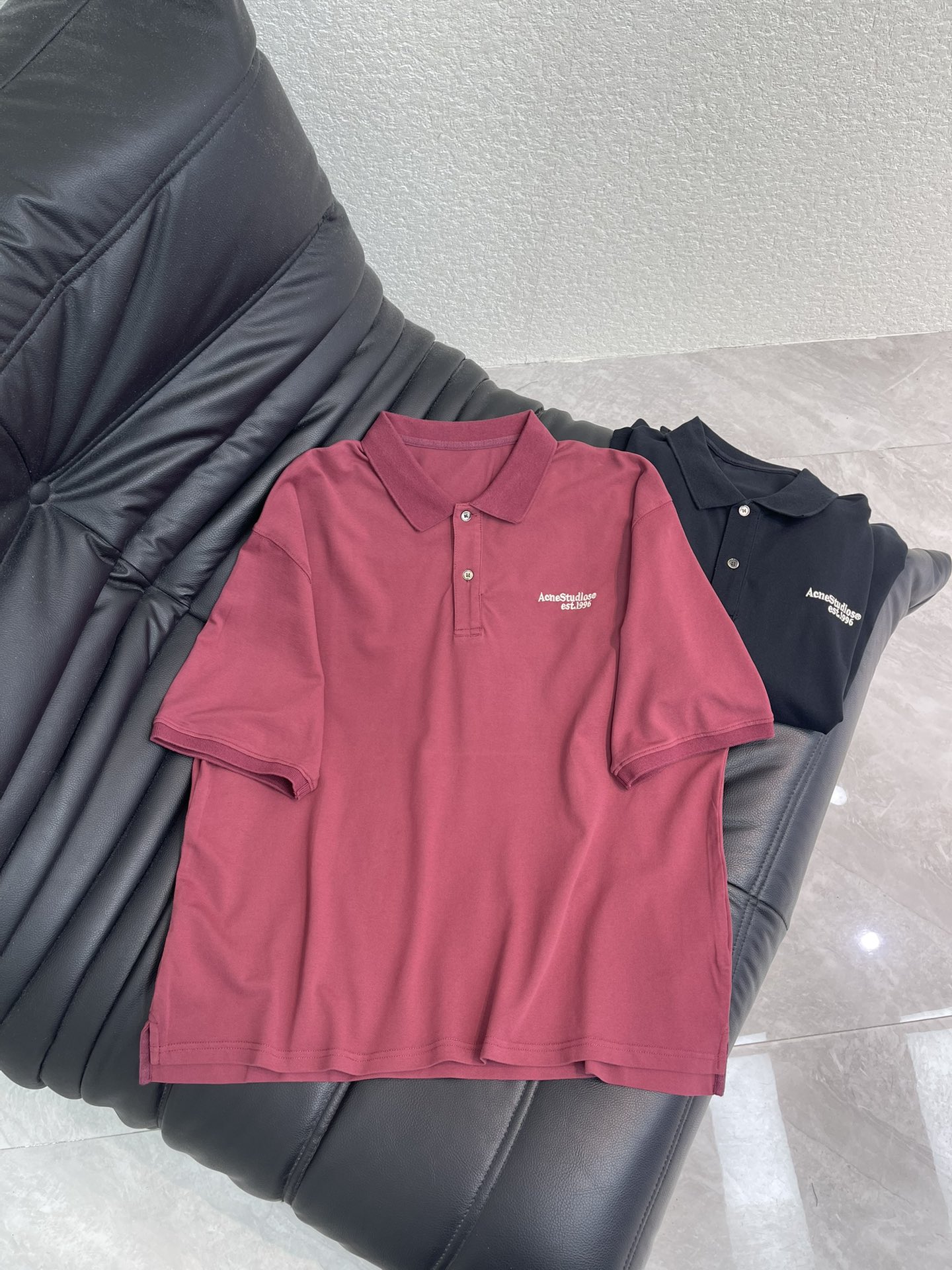 NO:748475,Acne* 26 new spring and summer new logo embroidered Polo collar short-sleeved T-shirt丨Exclusive high-end version!  A classic expression of non-sexism. Iconic embroidered logo + loose silhouette, burgundy retro eye-catching, carbon black versatile and durable, same style for men and women, easily unlocking the tacit understanding of couples' outfits. SML A,,acne studios,T-shirt,tees,t-shirt,19860909Acne* 26春夏新款 徽标刺绣Polo领短袖T恤丨独家高版出品！无性别主义的经典表达.标志性刺绣logo+宽松廓形,酒红复古吸睛,炭黑百搭耐看,男女同款,轻松解锁情侣穿搭的默契感.SML A,,acne studios,T-shirt,tees，t-shirt,,Women's clothing
