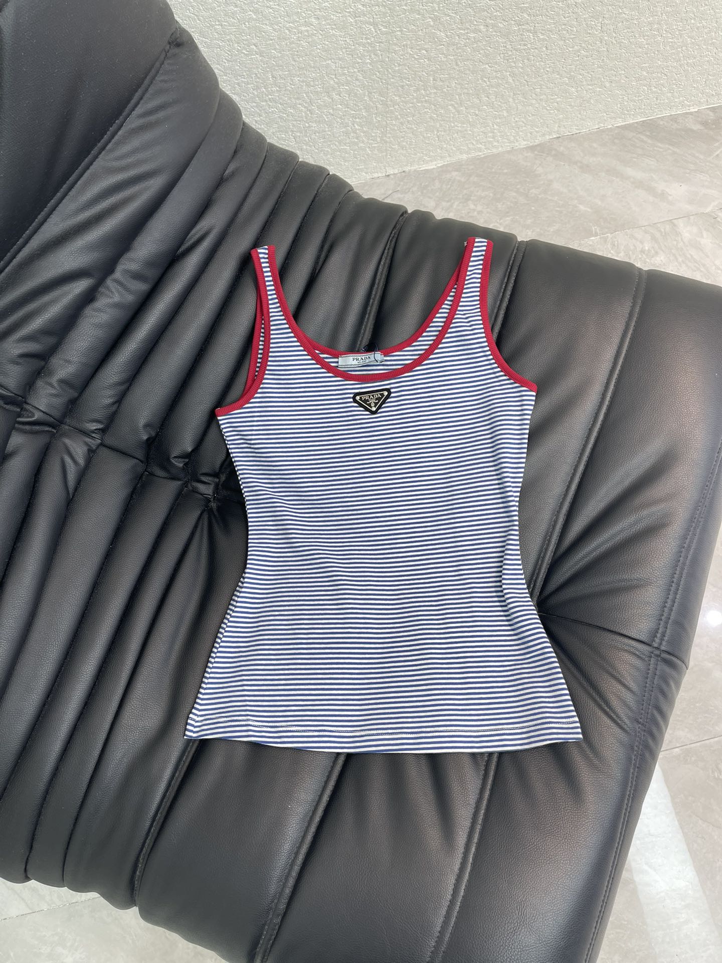 NO:749502,Prad*26 new spring and summer striped camisole, designed with blue and white pinstripes, embellished with red trim, the contrasting color is super eye-catching, the ribbed knitted fabric has good elasticity, fits the body shape, slimming and slimming, the dog embroidery on the chest is super interesting, perfect recognition, sleeveless design, it is OK to wear alone or as an inner layer in spring and summer, it is easy to create an American retro or sweet and spicy style, and can be easily used in daily street and leisure occasions!  Code number SML A,,prada,19860909Prad*26春夏新款条纹吊带背心,采用蓝白细条纹设计,红色边饰点缀,撞色超吸睛,罗纹针织面料弹性好,贴合身形,修身显瘦,胸前小狗刺绣超有趣,辨识度满分,无袖设计,春夏单穿或内搭都很OK,轻松打造美式复古or甜辣风,日常出街、休闲场合都能轻松驾驭！码数SML A,,prada,,Women's clothing