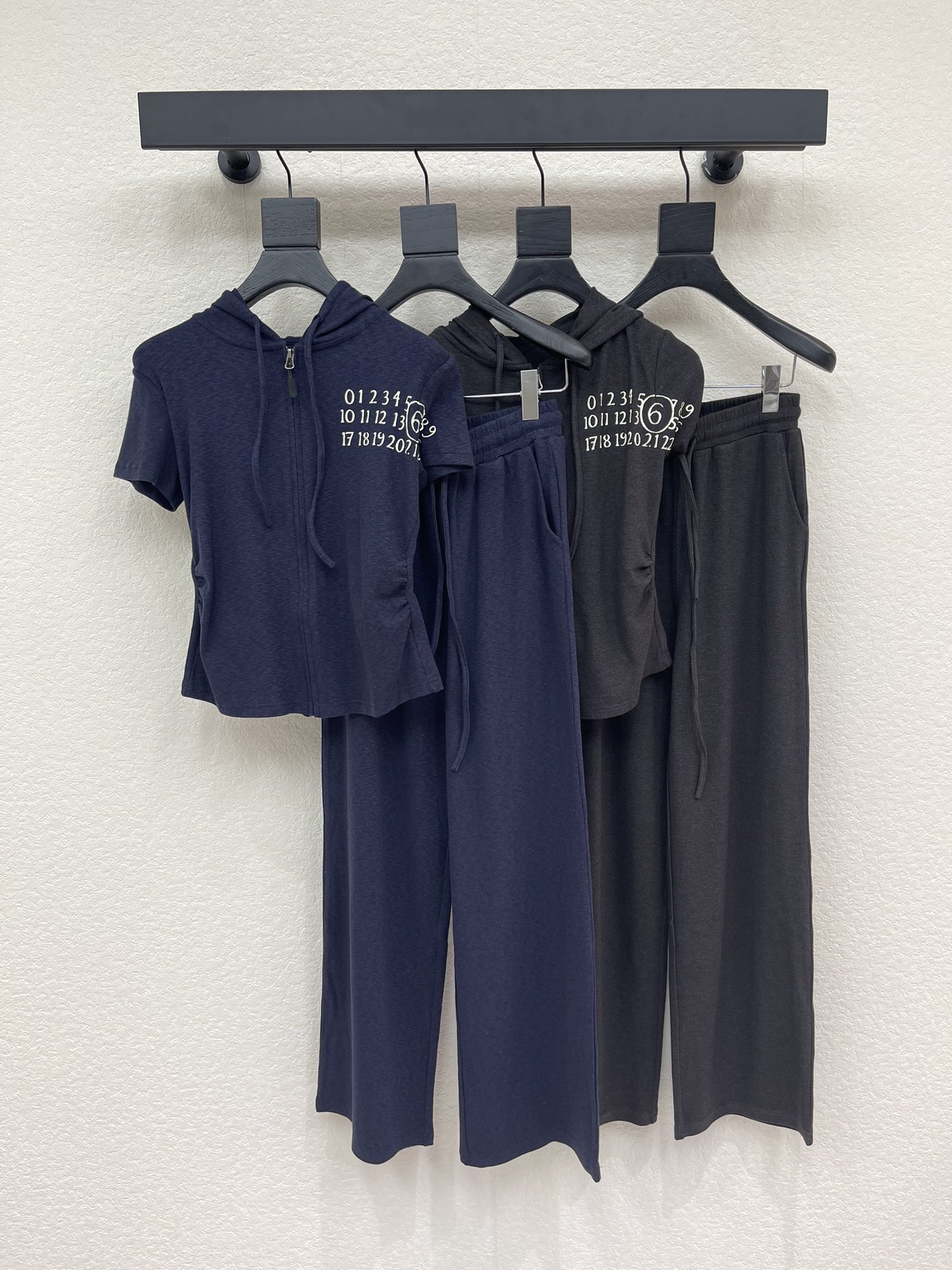 NO:747689,MM6*26 new hooded short-sleeved casual suit with trousers!  High-end customized printed slim-fitting T-shirt, paired with straight trousers. Minimalist style, French elegant and lazy style, casual and fashionable!  The three-dimensional tailoring version can be sweet or salty, and has a girlish style that reduces age. It can be worn in a variety of ways to make your upper body slimmer and taller!  Highly recommended for self-retention!  Imported high-density fabric has a great texture!  The quality of workmanship depends on the details SML, masion margiela, T-shirt, tees, t-shirt, hats,19860909MM6*26新品连帽短袖搭配长裤休闲套装！ 高端定制印花修身T恤,搭配直筒长裤 极简主义风法式优雅的慵懒风,休闲又时髦！ 立体剪裁版版型可甜可盐减龄少女风 多种穿法百搭上身显瘦又高挑！ 强烈推荐自留款！ 进口高密度面料质感超赞！ 做工品质看细节 SML,,masion margiela,T-shirt,tees，t-shirt,hats,,Women's clothing