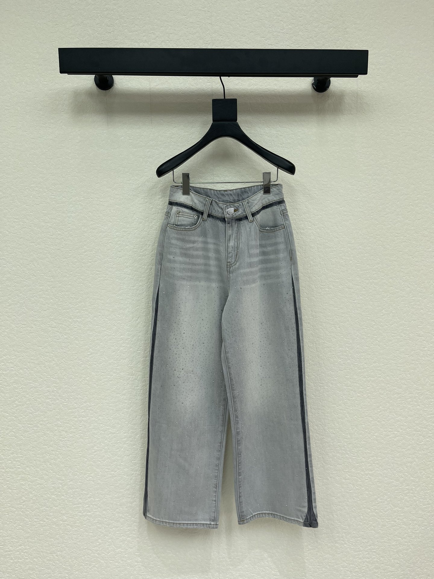 NO:747695,Loew*26 new hot-drilled and washed jeans, versatile fit, extremely tolerant, contrasting colors and visual impact, a popular item with a great sense of design. Customized fabrics are skin-friendly and breathable, showing a high-end feel. A must-have versatile item for all seasons. The age-reducing girl style is elegant and sweet!  You don’t need a beautiful upper body!  The quality of workmanship depends on the details SML A,,loewe,jeans,19860909Loew*26新款烫钻洗水牛仔裤 百搭版型 包容性极好 撞色视觉冲击 极具设计感的爆款单品 订制面料亲肤透气尽显高级感 四季必入的百搭单品 减龄少女风气质优雅不失甜美！ 上身美的不要不要的！ 做工品质看细节 SML A,,loewe,jeans,,Women's clothing