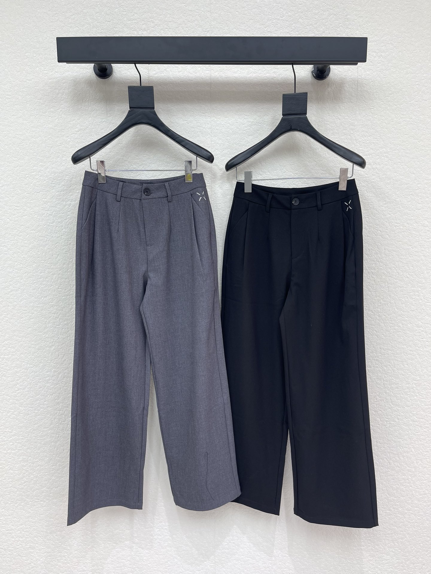 NO:747701,MM6*25 new contrasting color drawstring casual suit trousers, a versatile casual trousers with a great sense of design, long-leg harvest, high-definition fabric, just the right drape, can create different sparks when matched with different tops. Elegant, capable, calm, and cool. Interpret different styles from multiple angles. Timeless classics are definitely not to be missed. The crisp and neat aura is at your fingertips. Very practical and comfortable. SML, masion margiela, business suit,19860909MM6*25新款撞色拉线休闲西装裤 极具设计感的一款百搭休闲裤 大长腿收割 高定面料 垂感度刚好 搭配不同上装 都能碰撞出不一样的火花 优雅 干练 沉稳 酷飒 多角度诠释不同风格 永恒经典是绝对不可错过的 干脆利落的气场信手拈来 实穿度极高 舒适度满分 SML,,masion margiela,business suit,,Women's clothing