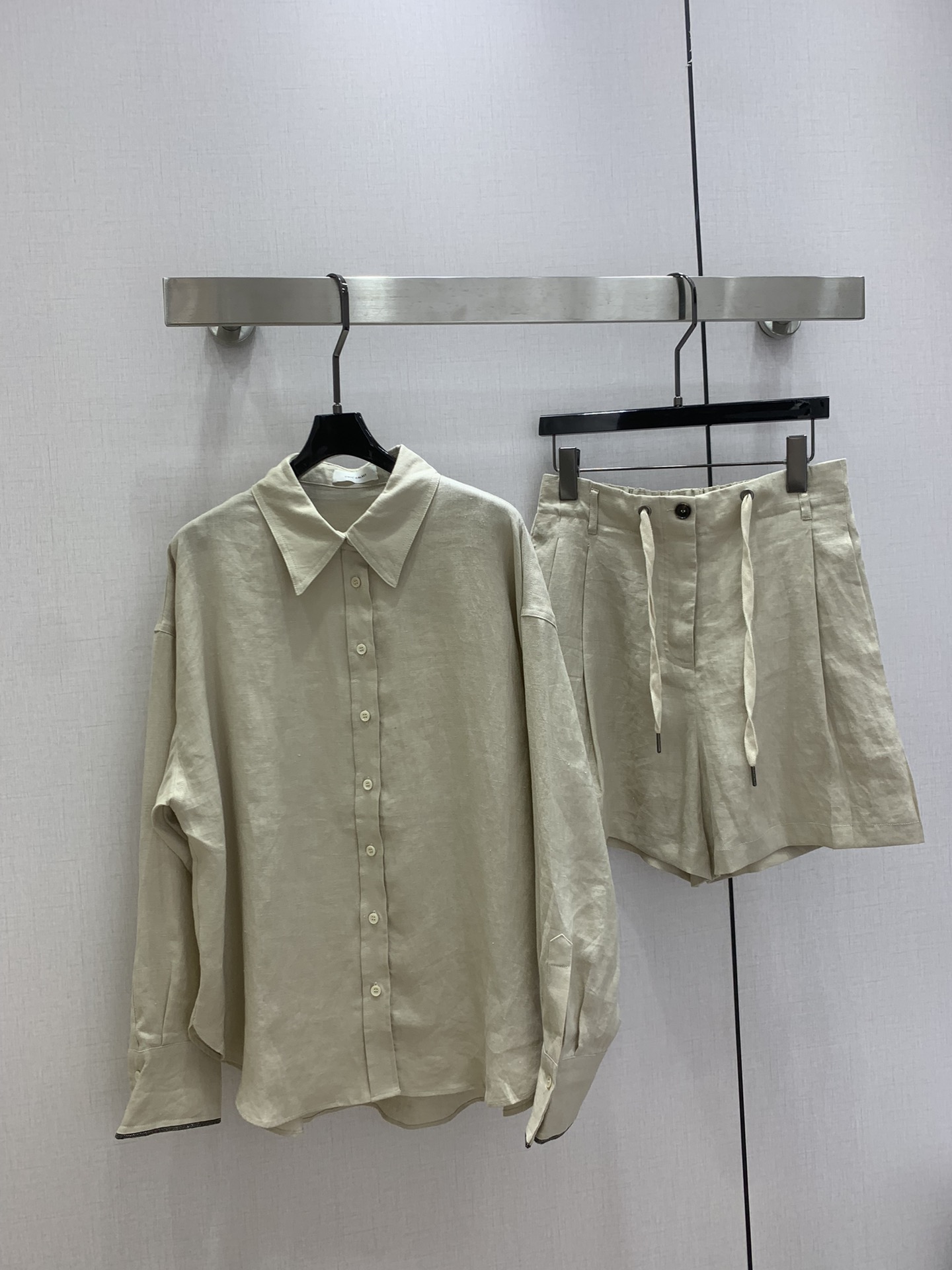 NO:747815,Highly recommended 26 early spring new lapel shirt and shorts suit. Another classic suit is available!  The large body fabric is custom-woven with Belgian rain dew linen yarn!  Traceable!  The overall ready-to-wear is simple but not simple, and every inch of craftsmanship is armed to the core!  Our finished fabrics are subjected to heavy environmentally friendly fermentation washing and then high temperature shaping!  Very stable!  The style is decent, inheriting the past classics and further upgrading them!  Many details are purely hand-positioned!  One color SML code high quality AB, shorts, shirts,19860909强烈推荐 26早春新款 翻领衬衫短裤套装 又一经典套装面世啦！大身面料采用比利时雨露麻纱线定织！可溯源！整体成衣简约不简单,每一寸的工艺都武装到骨子里！我们的面料成品进行重度环保酵洗后,再进行高温定型！非常稳定！版型得体,传袭了以往的经典,而且进一步升级！细节多处纯手工定位！一个色 SML码 高品质AB,,shorts,shirts,,Women's clothing