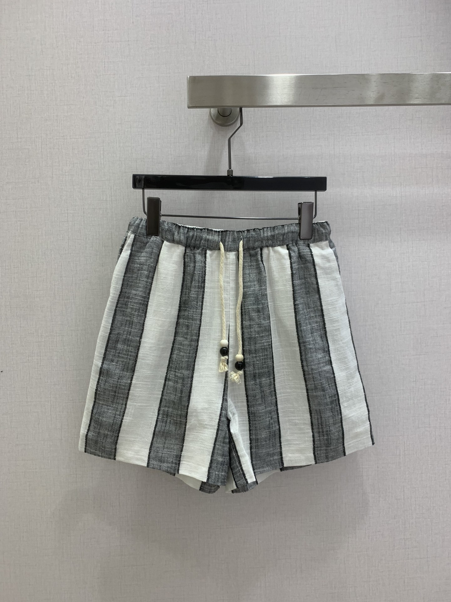 NO:747788,Highly recommended for the early spring of 26, the new lapel striped shirt, striped drawstring shorts, separate batches. The main body fabric uses a blend of three types of yarns: linen, combed cotton yarn, and custom-woven special yarn!  The jacquard splicing process is adopted, and the finished cloth undergoes a special environmentally friendly fermentation washing process!  It has reached the extreme in terms of visual texture and skin texture!  Moreover, this series is all in pairs and must be cut by hand!  There is no way to use an automatic electric knife to cut it, otherwise it will be quite wasteful of material!  Of course the production cycle will be much longer, it is purely manual and very time consuming!  In terms of styles, we are generally pursuing the oversize three-dimensional cutting styles with an old-money feel!  The upper body is extremely tolerant and has a good slimming effect!  We do not use ordinary cotton ropes for the trouser ropes, but 16 strands of hand-woven original hemp-colored round ropes. Customized handmade beads complement the overall fabric style!  The cost of this braided rope is more than 5 times higher than the ordinary model on the market!  The buttons are still pure natural shell buttons!  One color SML code high quality, versace, shorts, shirts,19860909强烈推荐 26早春新款 翻领条纹衬衫条纹抽绳短裤 分开批 大身面料采用了亚麻,精梳棉纱,定织特殊纱线三种纱线混纺！采用了提花拼接的工艺,成品布又做了特殊环保酵洗的工艺！从视觉质感,还有贴肤质感上都达到了极致！而且此系列,都是对条对格,必须采用手工裁剪！没法采用自动电刀去裁,不然就会相当费料！当然制作周期会长很多,纯手工,很费工时！版型上我们整体都是追寻了老钱感的Oversize 的立体裁剪版型！上身包容性极强,而且显瘦效果佳！裤绳我们没有采用普通的棉绳,而且采用了 16 股纯手工编织的原本麻感色圆绳,定制的手工珠与整体面料风格相得益彰！此款编绳的成本要比市场普通款高出 5 倍以上！纽扣依然是纯天然贝壳纽扣！一个色 SML码 高品,,versace,shorts,shirts,,Women's clothing