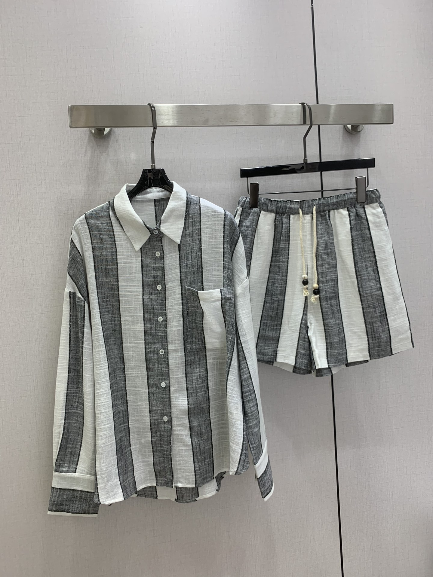 NO:747785,Highly recommended for the early spring of 26, the new lapel striped shirt, striped drawstring shorts, separate batches. The main body fabric uses a blend of three types of yarns: linen, combed cotton yarn, and custom-woven special yarn!  The jacquard splicing process is adopted, and the finished cloth undergoes a special environmentally friendly fermentation washing process!  It has reached the extreme in terms of visual texture and skin texture!  Moreover, this series is all in pairs and must be cut by hand!  There is no way to use an automatic electric knife to cut it, otherwise it will be quite wasteful of material!  Of course the production cycle will be much longer, it is purely manual and very time consuming!  In terms of styles, we are generally pursuing the oversize three-dimensional cutting styles with an old-money feel!  The upper body is extremely tolerant and has a good slimming effect!  We do not use ordinary cotton ropes for the trouser ropes, but 16 strands of hand-woven original hemp-colored round ropes. Customized handmade beads complement the overall fabric style!  The cost of this braided rope is more than 5 times higher than the ordinary model on the market!  The buttons are still pure natural shell buttons!  One color SML code High quality lining,versace,shorts,shirts,19860909强烈推荐 26早春新款 翻领条纹衬衫条纹抽绳短裤 分开批 大身面料采用了亚麻,精梳棉纱,定织特殊纱线三种纱线混纺！采用了提花拼接的工艺,成品布又做了特殊环保酵洗的工艺！从视觉质感,还有贴肤质感上都达到了极致！而且此系列,都是对条对格,必须采用手工裁剪！没法采用自动电刀去裁,不然就会相当费料！当然制作周期会长很多,纯手工,很费工时！版型上我们整体都是追寻了老钱感的Oversize 的立体裁剪版型！上身包容性极强,而且显瘦效果佳！裤绳我们没有采用普通的棉绳,而且采用了 16 股纯手工编织的原本麻感色圆绳,定制的手工珠与整体面料风格相得益彰！此款编绳的成本要比市场普通款高出 5 倍以上！纽扣依然是纯天然贝壳纽扣！一个色 SML码 高品质衬,,versace,shorts,shirts,,Women's clothing