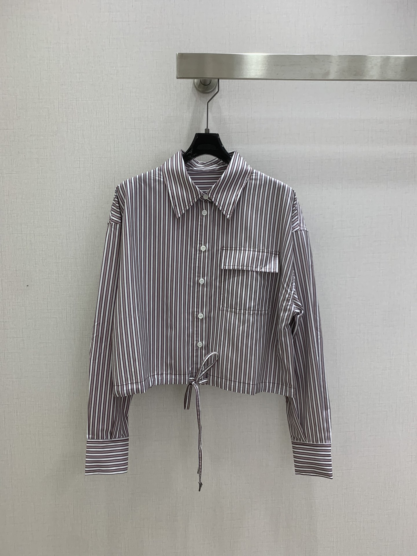 NO:747809,Highly recommended 26 early spring new striped lace-up short shirt. This year's spring and summer is more than just a surprise. We started preparing for the war at the end of September. We have adjusted many details of the clothes in more than 5 versions, in order to let our customers enjoy the first wave of leadership dividends!  There are no less than 15 editions of tonal prints in this series!  The spacing and saturation have reached the extreme!  And our texture surpasses YB!  The body is made of a high proportion of mulberry silk and combed cotton yarn!  The bead chain on the top is customized by YB, the pants are also full of details, and the lining is made of mulberry silk and cotton that we also use!  Large quantity of single color, one series, 3 styles, one color, SML code, high quality ABC, shirts,19860909强烈推荐 26早春新款 条纹系带短款衬衫 今年的春夏不止是惊喜,我们从9月底开始备战,很多细节版衣调了不止5个版以上,为的就是让我们的客户吃到第一波的引领的红利！此系列的调色印花不下15版！间距,饱和度都达到了极致！而且我们的质地超越了YB！大身采用高比例的桑蚕丝与精梳棉纱混纺！上衣的珠链YB定制,裤子的细节也是满满,内衬我们也用的桑蚕丝丝棉质地！大货单色一个系列3个款式 一个色 SML码 高品质ABC,,shirts,,Women's clothing