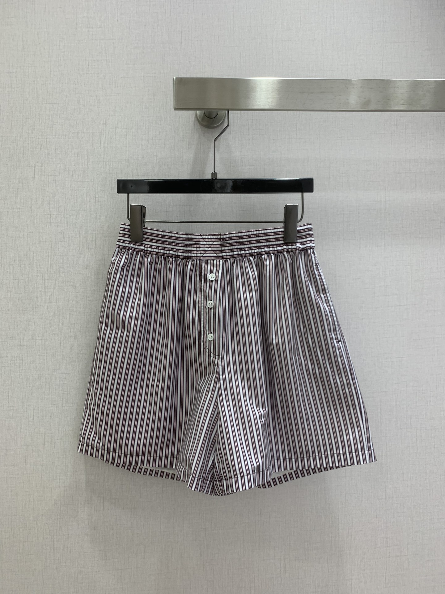 NO:747814,Highly recommend 26 new early spring striped shorts. This year's spring and summer are more than just surprises. We started preparing for the war at the end of September. We have adjusted many details of the clothes in more than 5 versions, in order to let our customers enjoy the first wave of leadership dividends!  There are no less than 15 editions of tonal prints in this series!  The spacing and saturation have reached the extreme!  And our texture surpasses YB!  The body is made of a high proportion of mulberry silk and combed cotton yarn!  The bead chain on the top is customized by YB, the pants are also full of details, and the lining is made of mulberry silk and cotton that we also use!  Large goods, single color, one series, 3 models, one color, SML code, high quality ABC, shorts,19860909强烈推荐 26早春新款 条纹短裤 今年的春夏不止是惊喜,我们从9月底开始备战,很多细节版衣调了不止5个版以上,为的就是让我们的客户吃到第一波的引领的红利！此系列的调色印花不下15版！间距,饱和度都达到了极致！而且我们的质地超越了YB！大身采用高比例的桑蚕丝与精梳棉纱混纺！上衣的珠链YB定制,裤子的细节也是满满,内衬我们也用的桑蚕丝丝棉质地！大货单色一个系列3个款 一个色 SML码 高品质ABC,,shorts,,Women's clothing