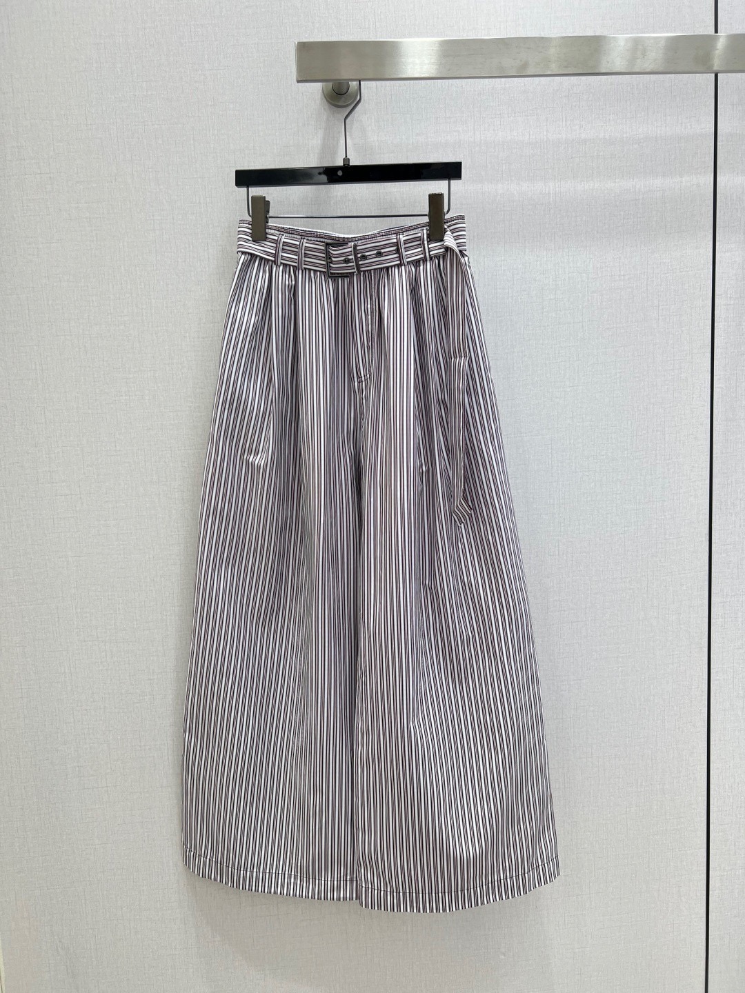 NO:747825,Highly recommend the new 26 early spring striped belt wide-leg trousers. This year's spring and summer is more than just a surprise. We started preparing for the war at the end of September. We have adjusted many details of the clothes in more than 5 versions, in order to let our customers enjoy the first wave of leadership dividends!  There are no less than 15 editions of tonal prints in this series!  The spacing and saturation have reached the extreme!  And our texture surpasses YB!  The body is made of a high proportion of mulberry silk and combed cotton yarn!  The bead chain on the top is customized by YB, the pants are also full of details, and the lining is made of mulberry silk and cotton that we also use!  Large goods, single color, one series, 3 styles, one color, SML code, high quality ABC,,19860909强烈推荐 26早春新款 条纹腰带阔腿长裤 今年的春夏不止是惊喜,我们从9月底开始备战,很多细节版衣调了不止5个版以上,为的就是让我们的客户吃到第一波的引领的红利！此系列的调色印花不下15版！间距,饱和度都达到了极致！而且我们的质地超越了YB！大身采用高比例的桑蚕丝与精梳棉纱混纺！上衣的珠链YB定制,裤子的细节也是满满,内衬我们也用的桑蚕丝丝棉质地！大货单色一个系列3个款式 一个色 SML码 高品质ABC,,,Women's clothing