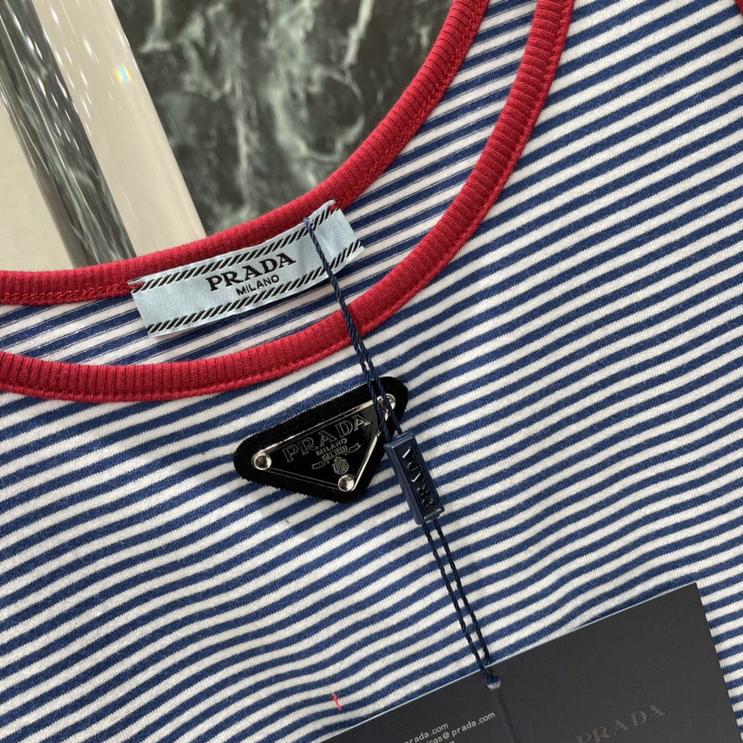 PD 26春夏新款 条纹针织背心 红色撞色边框超吸睛，简约又活力满满!贴身舒适夏天穿超合适 胸前三角Lo