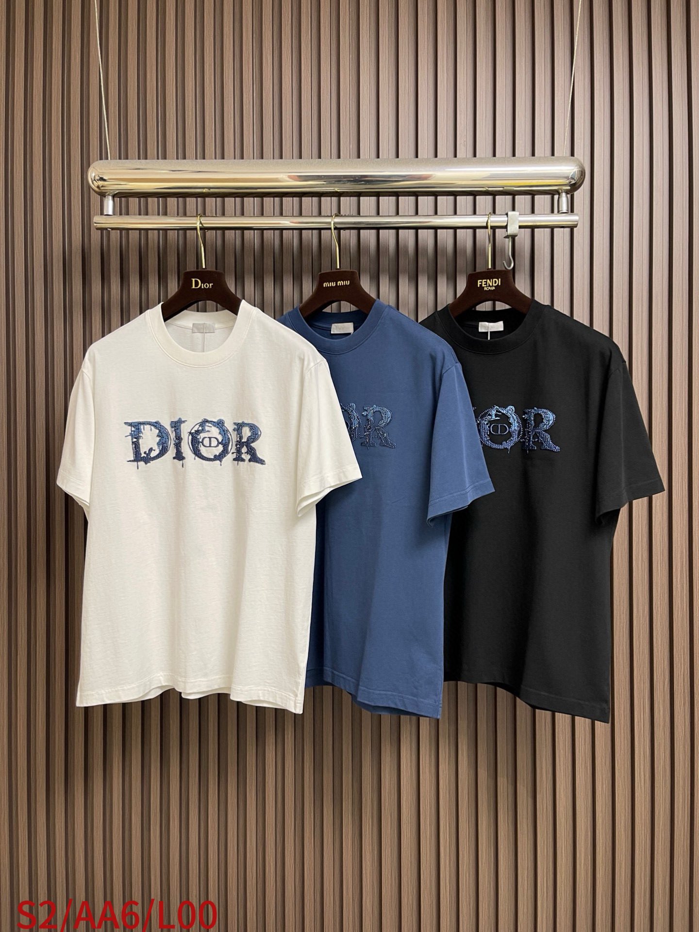 🛒🛒Dior 2026SS早春新款刺绣标识短袖T恤，基础款推荐！百搭战神！字母立体绣花设计．字母logo