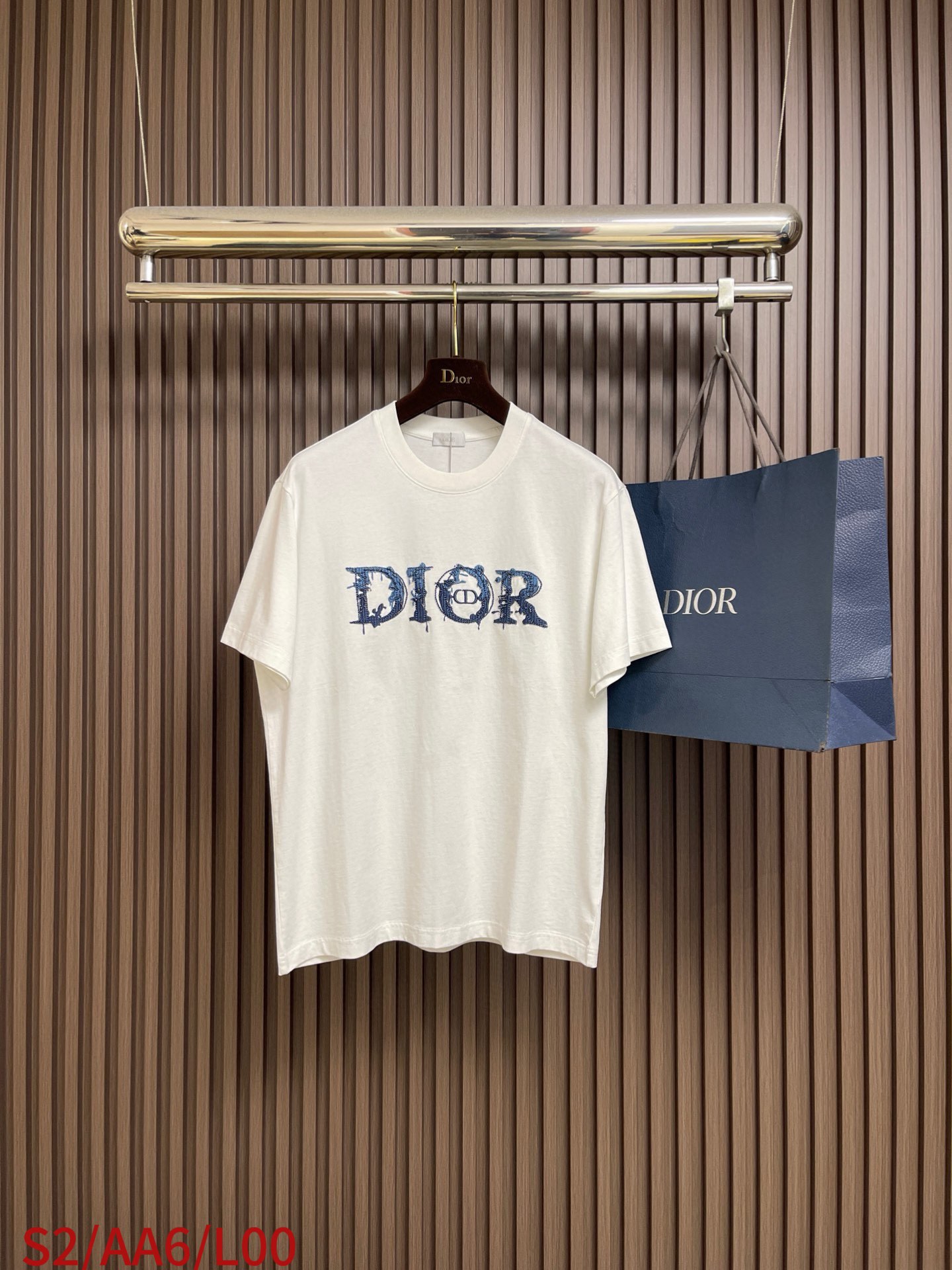 🛒🛒Dior 2026SS早春新款刺绣标识短袖T恤，基础款推荐！百搭战神！字母立体绣花设计．字母logo