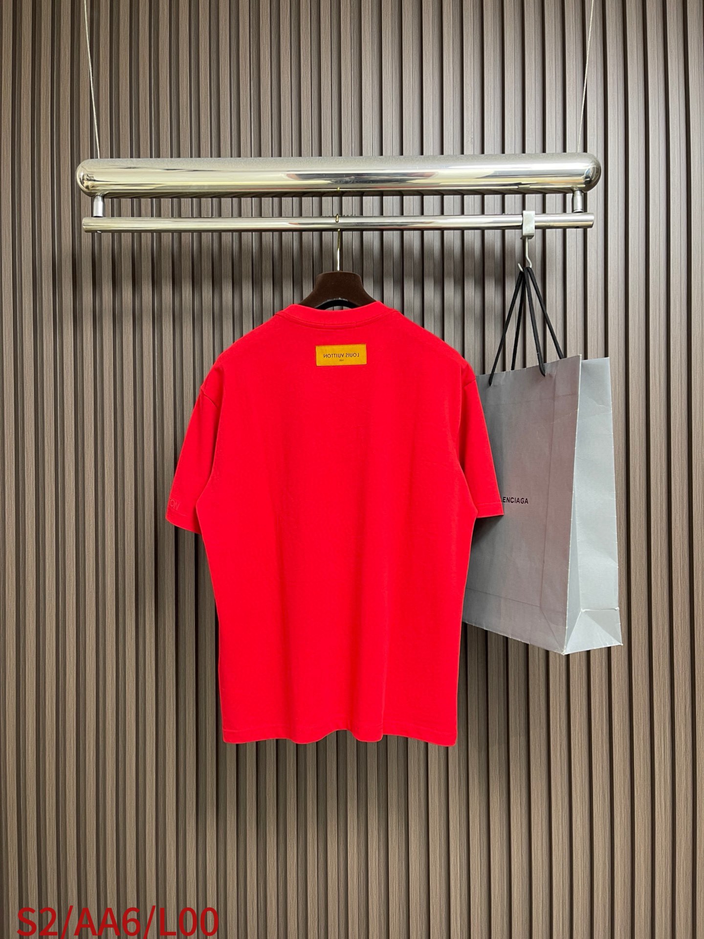 🛒🛒LV 2026ss早春新款短袖T恤，这款 280g 经典T恤采用永恒的净色，易于搭配。它采用有机棉制