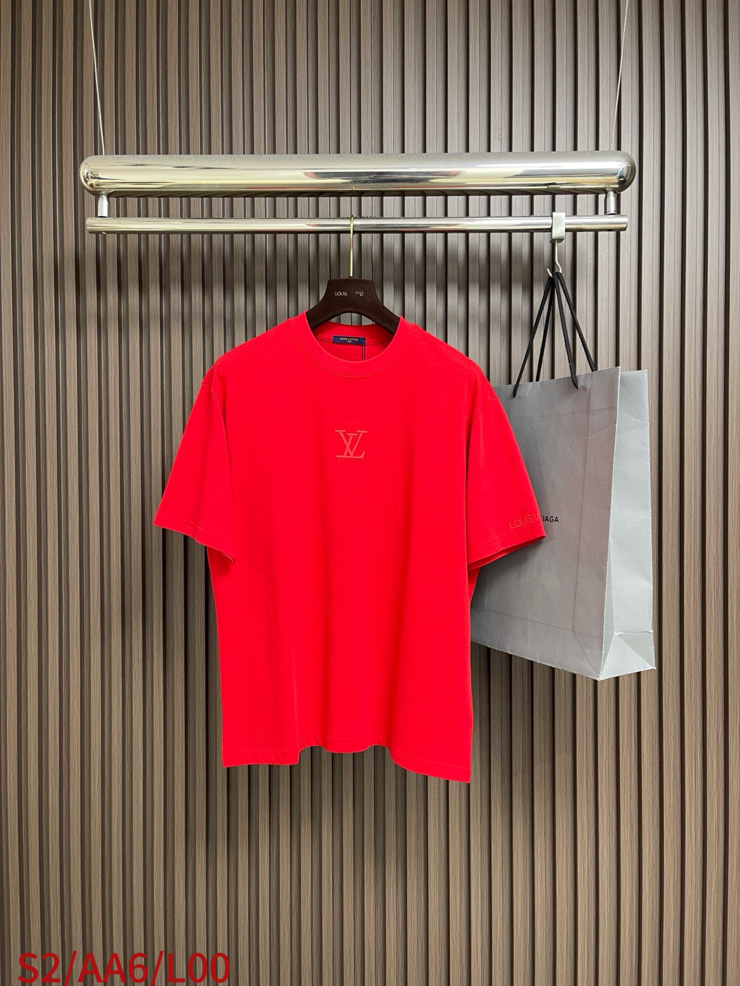 🛒🛒LV 2026ss早春新款短袖T恤，这款 280g 经典T恤采用永恒的净色，易于搭配。它采用有机棉制
