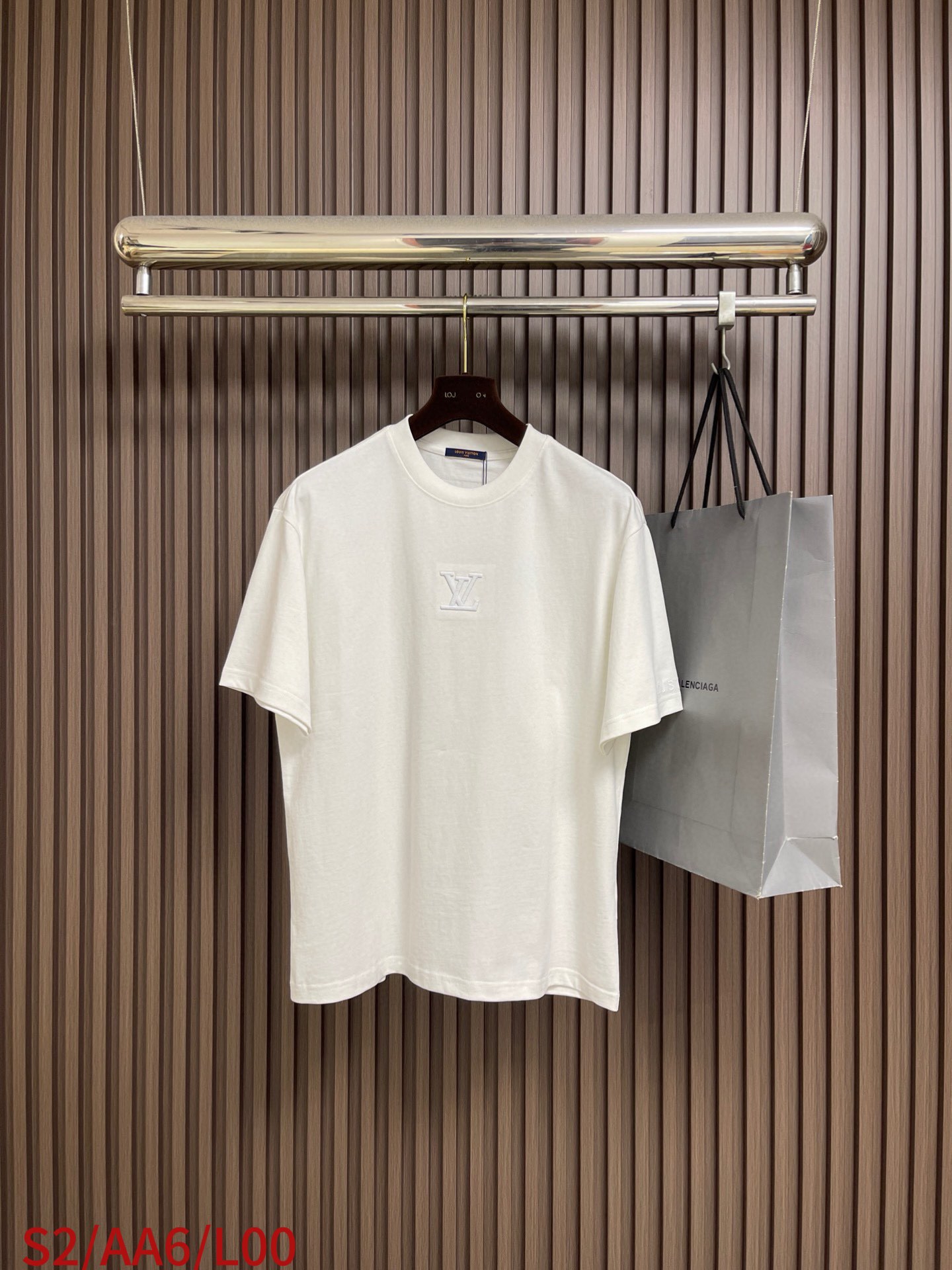 NO:756857,LV 2026ss new short-sleeved T-shirt for early spring. This 280g classic T-shirt adopts timeless solid colors and is easy to match. It is made of organic cotton and is decorated with 3D embroidered logo text. Sizes S-XL  XL size, shoulder width 62, bust 118, length 76, Louis Vuitton, T-shirt, tees, t-shirt,19860909LV 2026ss早春新款短袖T恤,这款 280g 经典T恤采用永恒的净色,易于搭配.它采用有机棉制成,饰有3D刺绣的logo标识字样.尺码S-XL  S码肩宽56.5 胸围106 衣长70 M码 肩宽58 胸围110 衣长72 L码肩宽60.5 胸围114 衣长74 XL码 肩宽62 胸围118 衣长76,,louis vuitton,T-shirt,tees，t-shirt,,Men's clothing