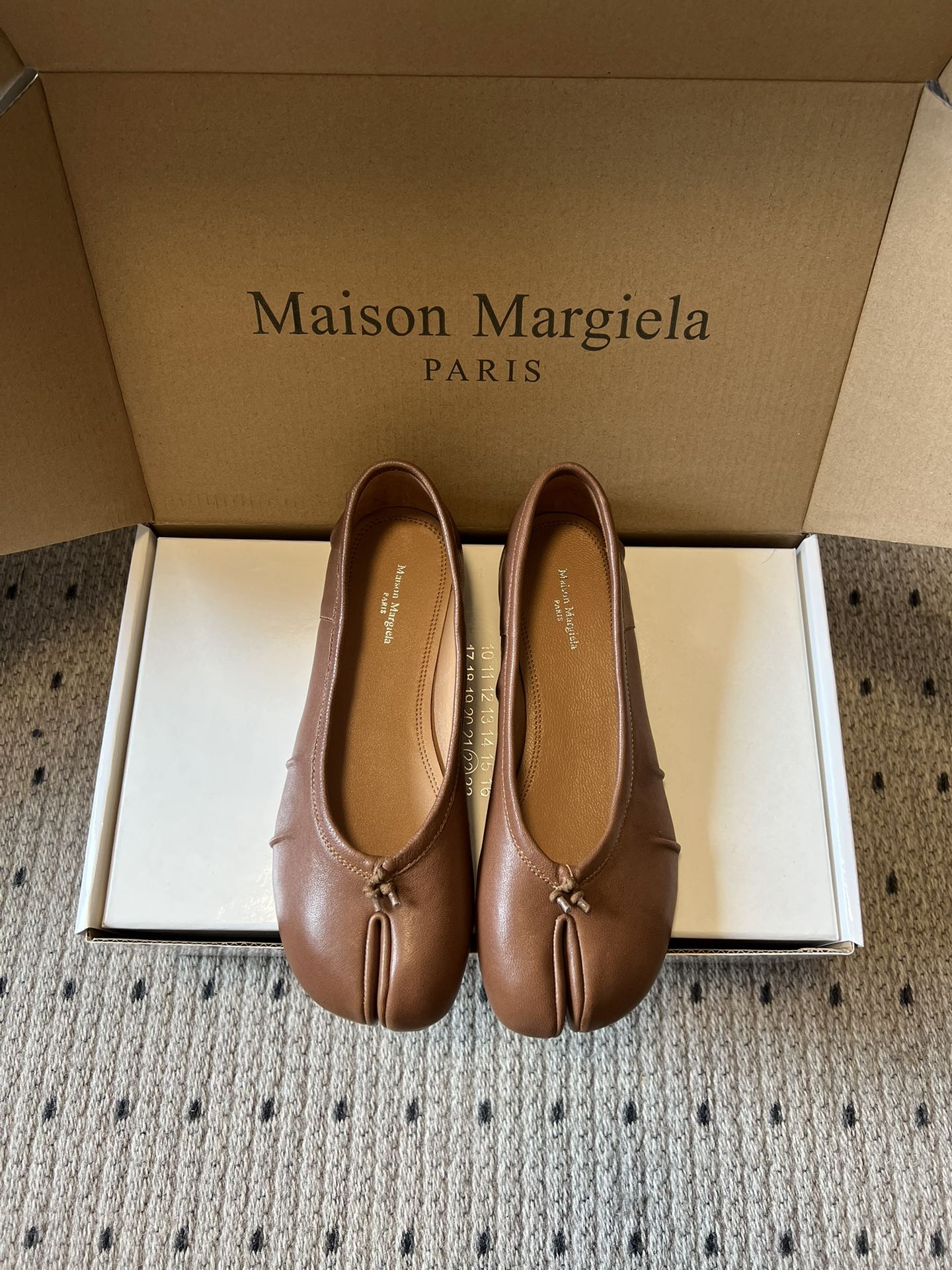 NO:747126,Maison Margiel*26ss new split-toe ballet shoes for early spring refuse to be tight and deliberate, and use the split-toe line to outline an effortless high-end look.  Multi-materials and multi-color paving include the delicacy of textured matte leather, the laziness of velvet, and the sparkle of metal. The shallow-cut design is breathable and not stuffy on the feet. The soft sole supports commuting and strolling. Wearing a suit is a low-key aura in the workplace, and a skirt is casual and romantic on the street. A pair of shoes can provide you with comfort and dignity in all scenes, making 'relaxation' a normal life.  Split toe is attitude, color is emotion. This pair of shoes understands the aesthetics you don’t want to be defined. From light purple to silver glitter, each pair is the finishing touch in the outfit, low-key but with its own recognition. The soft sole is wrapped in gentleness, and the folds hide the details. Walking is like dancing a quiet ballet. Not catering to the trend, only loyal to oneself, Margiela’s soul is hidden in every split toe fold. Upper vegetable tanned sheepskin/cowhide, lining cowhide  Outsole Italian genuine leather outsole size 35-40 (40 customization is not returnable), split-toe shoes, masion margiela, skirts, business suit, cowhide, sheepskin, Leather soles19860909Maison Margiel*26ss早春新款分趾芭蕾鞋 拒绝紧绷与刻意,用分趾线条勾勒不费力的高级. 多材质多色铺陈质感哑光皮革的细腻、丝绒的慵懒、金属感的闪耀,浅口设计透气不闷脚,软底支撑通勤与漫步,配西装是职场里的低调气场,搭半裙是街头的随性浪漫,一双鞋,承包你所有场景的舒适与体面,把“松弛感”穿成生活常态. 分趾是态度,色彩是情绪,这双鞋,懂你不想被定义的审美.从浅紫到银闪,每一双都是穿搭里的点睛之笔,低调却自带辨识度.软底裹着温柔,褶皱藏着细节,走路都像在跳一场安静的芭蕾.不迎合潮流,只忠于自我,马吉拉的灵魂,藏在每一道分趾褶皱里. 鞋面植鞣羊皮/牛皮 内里牛皮 大底意大利真皮大底 size35-40码（40定制不退换）,分趾鞋,masion margiela,skirts,business suit,cowhide,sheepskin,Leather soles,Women's Shoes