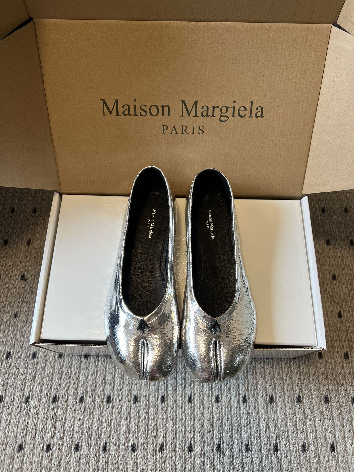 NO:747138,Maison Margiel*26ss new spring split-toe ballet shoes  Coming from Margiela's avant-garde aesthetics, the iconic split-toe silhouette breaks the boundaries of shoes, with matte leather, velvet, and shiny metallic materials colliding, milk white, chestnut brown, burgundy, ink purple, silver glitter... Every color is an extension of emotion. The shallow ballet version fits the foot, and the soft sole creates a cloud-like step. It is a pioneering expression in the show and a personal footnote in daily life. Wearing it, every step tells the story of 'undefined fashion.'  Wear the tones of the four seasons on your feet. Milky white is the soft light of spring, chestnut brown is the calmness of autumn, burgundy is the warmth of twilight, dark purple is the mystery of the dark night, and silver glitter is the fragments of starlight. The split-toe design hides the dialogue between retro and avant-garde. The soft sole supports the lightness of every daily step. Pair it with jeans for a casual street feel. Pair it with a skirt for a French laziness. A pair of shoes can unlock N kinds of atmospheric outfits and let your feet have scenery.  Upper vegetable tanned sheepskin/cowhide, lining cowhide, outsole Italian genuine leather outsole size 35-40 (40 customization is not returnable), split-toe shoes, masion margiela, skirts, jeans, cowhide, sheepskin, Leather soles19860909Maison Margiel*26ss早春新款分趾芭蕾鞋 从马吉拉的先锋美学里走来,标志性分趾廓形打破鞋履边界,哑光皮革、丝绒、亮面金属感多材质碰撞,奶白、栗棕、酒红、墨紫、银闪……每一种色调都是情绪的延伸,浅口芭蕾版型贴合脚面,软底踩出云感步履,是秀场里的先锋表达,也是日常里的个性注脚,穿上它,每一步都在诉说“不被定义的时髦”. 把四季的色调穿在脚上,奶白是春日的柔光,栗棕是秋日的沉稳,酒红是暮色的热烈,墨紫是暗夜的神秘,银闪是星光的碎片,分趾设计藏着复古与先锋的对话,软底支撑着日常的每一步轻盈,配牛仔裤是随性街头感,搭半裙是法式慵懒感,一双鞋,解锁N种氛围感穿搭,让脚边也有风景. 鞋面植鞣羊皮/牛皮 内里牛皮 大底意大利真皮大底 size35-40码（40定制不退换）,分趾鞋,masion margiela,skirts,jeans,cowhide,sheepskin,Leather soles,Women's Shoes