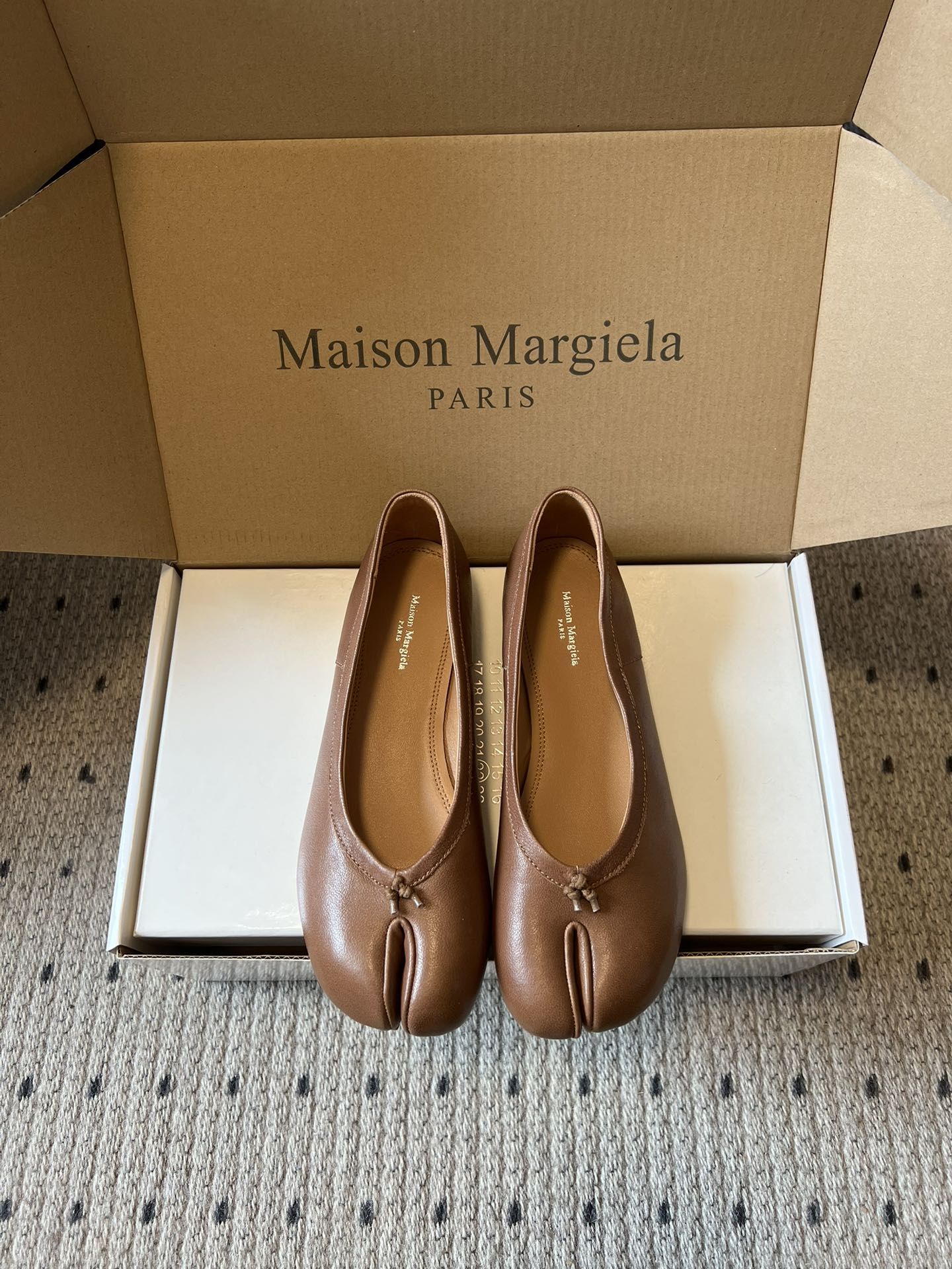 NO:747132,Maison Margiel*26ss new spring split-toe ballet shoes  Coming from Margiela's avant-garde aesthetics, the iconic split-toe silhouette breaks the boundaries of shoes, with matte leather, velvet, and shiny metallic materials colliding, milk white, chestnut brown, burgundy, ink purple, silver glitter... Every color is an extension of emotion. The shallow ballet version fits the foot, and the soft sole creates a cloud-like step. It is a pioneering expression in the show and a personal footnote in daily life. Wearing it, every step tells the story of 'undefined fashion.'  Wear the tones of the four seasons on your feet. Milky white is the soft light of spring, chestnut brown is the calmness of autumn, burgundy is the warmth of twilight, dark purple is the mystery of the dark night, and silver glitter is the fragments of starlight. The split-toe design hides the dialogue between retro and avant-garde. The soft sole supports the lightness of every daily step. Pair it with jeans for a casual street feel. Pair it with a skirt for a French laziness. A pair of shoes can unlock N kinds of atmospheric outfits and let your feet have scenery.  Upper vegetable tanned sheepskin/cowhide, lining cowhide, outsole Italian genuine leather outsole size 35-40 (40 customization is not returnable), split-toe shoes, masion margiela, skirts, jeans, cowhide, sheepskin, Leather soles19860909Maison Margiel*26ss早春新款分趾芭蕾鞋 从马吉拉的先锋美学里走来,标志性分趾廓形打破鞋履边界,哑光皮革、丝绒、亮面金属感多材质碰撞,奶白、栗棕、酒红、墨紫、银闪……每一种色调都是情绪的延伸,浅口芭蕾版型贴合脚面,软底踩出云感步履,是秀场里的先锋表达,也是日常里的个性注脚,穿上它,每一步都在诉说“不被定义的时髦”. 把四季的色调穿在脚上,奶白是春日的柔光,栗棕是秋日的沉稳,酒红是暮色的热烈,墨紫是暗夜的神秘,银闪是星光的碎片,分趾设计藏着复古与先锋的对话,软底支撑着日常的每一步轻盈,配牛仔裤是随性街头感,搭半裙是法式慵懒感,一双鞋,解锁N种氛围感穿搭,让脚边也有风景. 鞋面植鞣羊皮/牛皮 内里牛皮 大底意大利真皮大底 size35-40码（40定制不退换）,分趾鞋,masion margiela,skirts,jeans,cowhide,sheepskin,Leather soles,Women's Shoes
