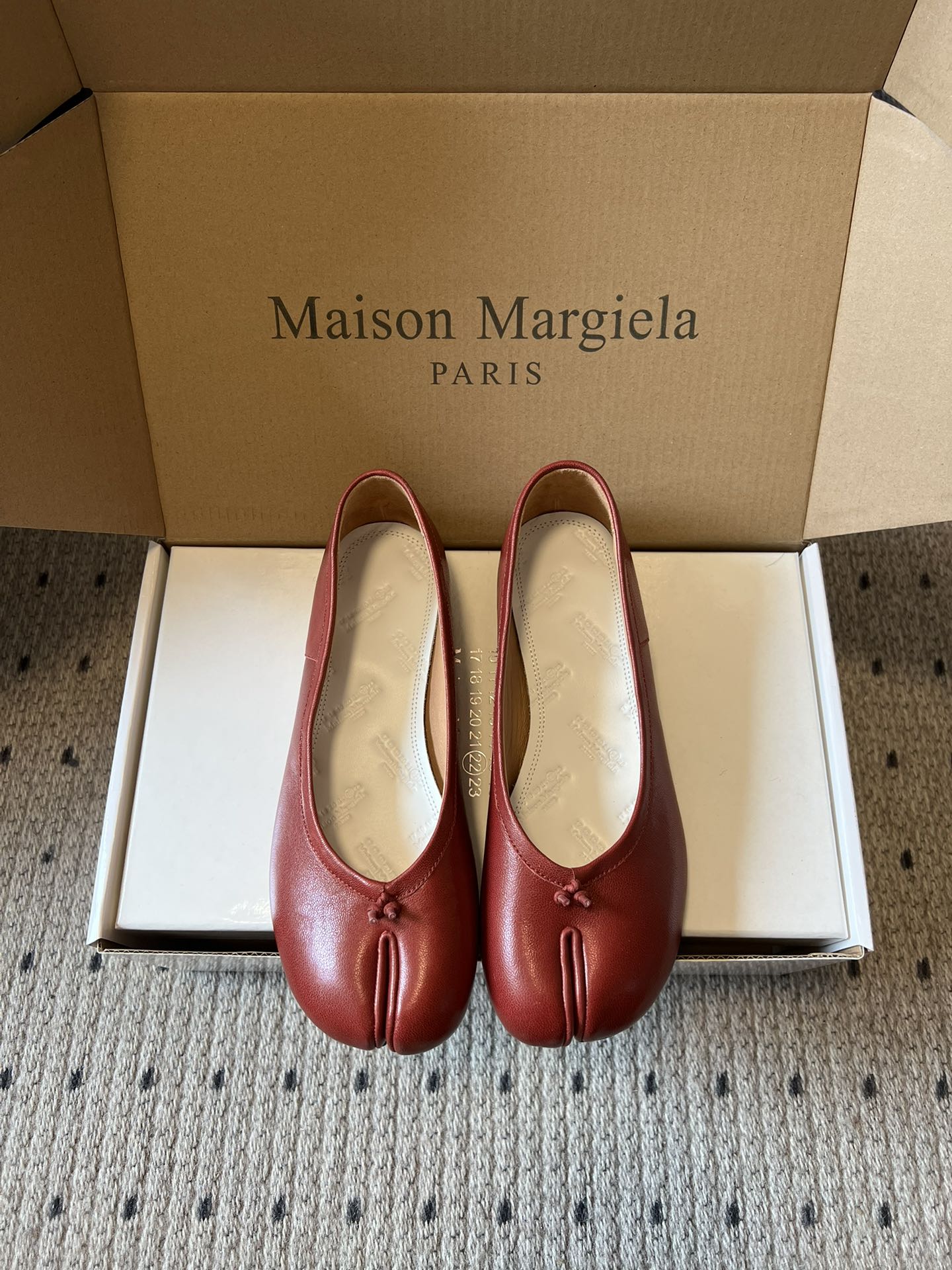 NO:747135,Maison Margiel*26ss new spring split-toe ballet shoes  Coming from Margiela's avant-garde aesthetics, the iconic split-toe silhouette breaks the boundaries of shoes, with matte leather, velvet, and shiny metallic materials colliding, milk white, chestnut brown, burgundy, ink purple, silver glitter... Every color is an extension of emotion. The shallow ballet version fits the foot, and the soft sole creates a cloud-like step. It is a pioneering expression in the show and a personal footnote in daily life. Wearing it, every step tells the story of 'undefined fashion.'  Wear the tones of the four seasons on your feet. Milky white is the soft light of spring, chestnut brown is the calmness of autumn, burgundy is the warmth of twilight, dark purple is the mystery of the dark night, and silver glitter is the fragments of starlight. The split-toe design hides the dialogue between retro and avant-garde. The soft sole supports the lightness of every daily step. Pair it with jeans for a casual street feel. Pair it with a skirt for a French laziness. A pair of shoes can unlock N kinds of atmospheric outfits and let your feet have scenery.  Upper vegetable tanned sheepskin/cowhide, lining cowhide, outsole Italian genuine leather outsole size 35-40 (40 customization is non-returnable, split-toe shoes, masion margiela, skirts, jeans, cowhide, sheepskin, Leather soles19860909Maison Margiel*26ss早春新款分趾芭蕾鞋 从马吉拉的先锋美学里走来,标志性分趾廓形打破鞋履边界,哑光皮革、丝绒、亮面金属感多材质碰撞,奶白、栗棕、酒红、墨紫、银闪……每一种色调都是情绪的延伸,浅口芭蕾版型贴合脚面,软底踩出云感步履,是秀场里的先锋表达,也是日常里的个性注脚,穿上它,每一步都在诉说“不被定义的时髦”. 把四季的色调穿在脚上,奶白是春日的柔光,栗棕是秋日的沉稳,酒红是暮色的热烈,墨紫是暗夜的神秘,银闪是星光的碎片,分趾设计藏着复古与先锋的对话,软底支撑着日常的每一步轻盈,配牛仔裤是随性街头感,搭半裙是法式慵懒感,一双鞋,解锁N种氛围感穿搭,让脚边也有风景. 鞋面植鞣羊皮/牛皮 内里牛皮 大底意大利真皮大底 size35-40码（40定制不退换,分趾鞋,masion margiela,skirts,jeans,cowhide,sheepskin,Leather soles,Women's Shoes