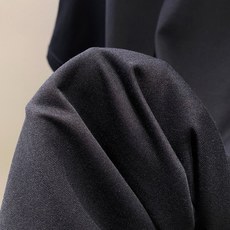 DG~胸前皮革方形标牌装饰短袖T恤 春夏系列 以极简版型承载硬核细节,把高级感藏在方寸之间。精选高支精梳纯棉,触感软糯细 DG~胸前皮革方形标牌装饰短袖T恤 春夏系列 以极简版型承载硬核细节,把高级感藏在方寸之间。精选高支精梳纯棉,触感软糯细