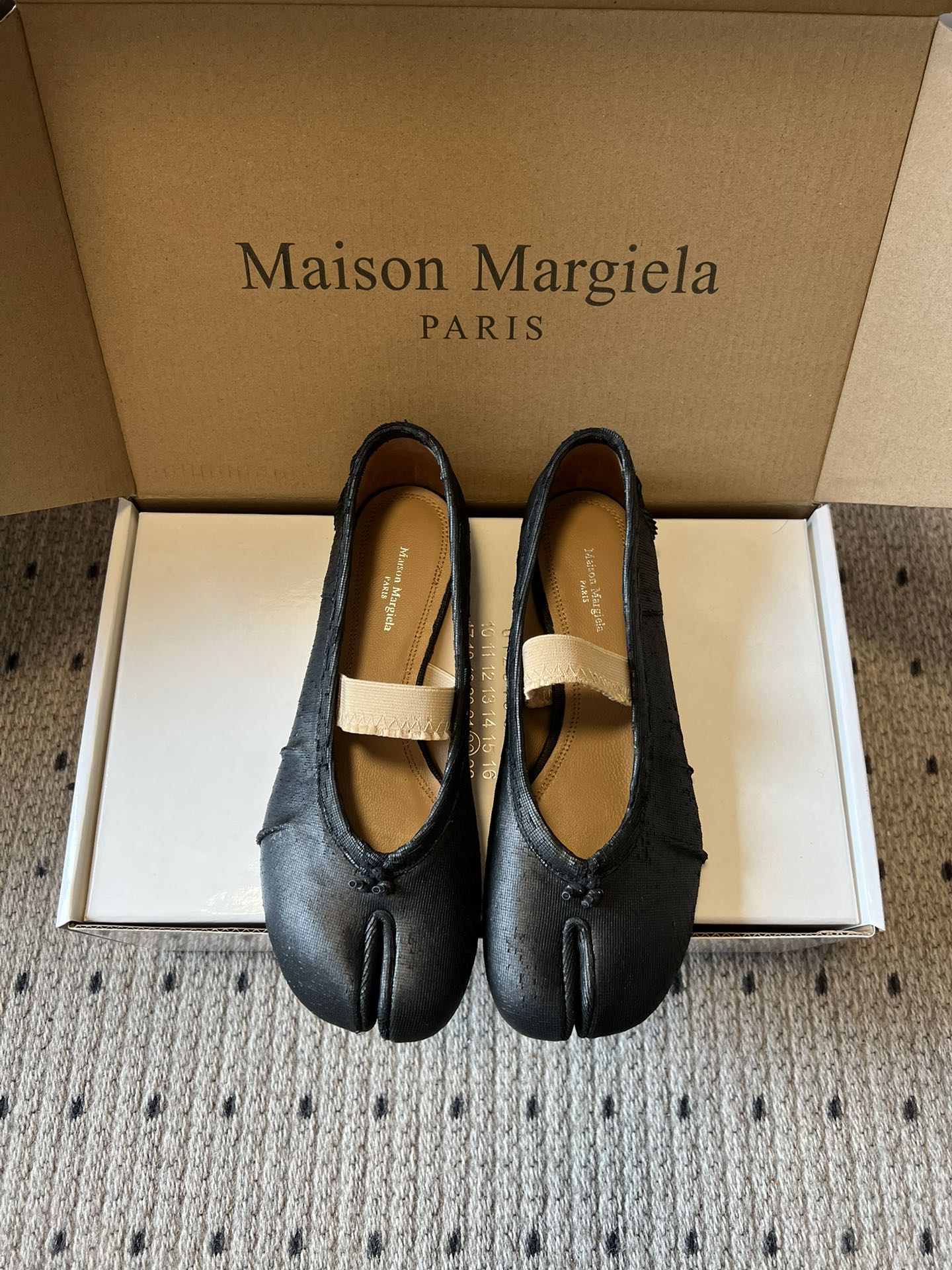 NO:747139,Maison Margiel*26ss early spring new split-toe Mary Jane shoes reject unnecessary decorations and use split-toe lines and one-line straps to outline a sense of luxury. The collision of multiple materials and colors, the calmness of matte leather, the laziness of velvet, and the delicacy of special fabrics, can cover all your dressing scenes: commuting appropriately, dating tenderness, and going out casually. The soft sole supports daily walking, does not wear your feet or is bulky, and welds 'comfort and fashion' to your feet.  It is a avant-garde aesthetic and a down-to-earth elegance in life. The split toe is attitude and the strap is gentle. This pair of shoes brings retro and avant-garde wear into daily life. From milk white to jet black, each pair is the finishing touch in the outfit, low-key but self-recognizable. The soft sole is wrapped with a cloud feel, and the strap locks the ankle carefully, making you feel like you are jumping when you walk. Upper vegetable tanned sheepskin/cow leather, lining cowhide, outsole Italian leather outsole  Size 35-40 (40 customization is not returnable), split-toe shoes, mary jane, cowhide, sheepskin, Leather soles19860909Maison Margiel*26ss早春新款分趾玛丽珍鞋 拒绝多余装饰,用分趾线条与一字带勾勒高级感, 多材质多色碰撞,哑光皮革的沉稳、丝绒的慵懒、特殊面料的细腻,承包你所有穿搭场景通勤的得体、约会的温柔、出街的随性,软底支撑日常行走,不磨脚不笨重,把“舒适与时髦”焊在脚上, 是先锋美学,也是生活里的踏实优雅. 分趾是态度,一字带是温柔,这双鞋,把复古与先锋穿成日常.从奶白到墨黑,每一双都是穿搭里的点睛之笔,低调却自带辨识度.软底裹着云感,一字带锁住脚踝小心机,走路都像在跳. 鞋面植鞣羊皮/牛皮 内里牛皮 大底意大利真皮大底 size35-40码（40定制不退换）,分趾鞋,mary jane,cowhide,sheepskin,Leather soles,Women's Shoes