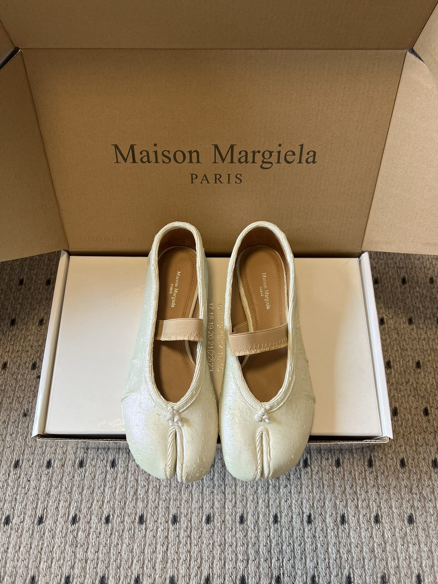 NO:747141,Maison Margiel*26ss early spring new split-toe Mary Jane shoes reject unnecessary decorations and use split-toe lines and one-line straps to outline a sense of luxury. The collision of multiple materials and colors, the calmness of matte leather, the laziness of velvet, and the delicacy of special fabrics, can cover all your dressing scenes: commuting appropriately, dating tenderness, and going out casually. The soft sole supports daily walking, does not wear your feet or is bulky, and welds 'comfort and fashion' to your feet.  It is a avant-garde aesthetic and a down-to-earth elegance in life. The split toe is attitude and the strap is gentle. This pair of shoes brings retro and avant-garde wear into daily life. From milk white to jet black, each pair is the finishing touch in the outfit, low-key but self-recognizable. The soft sole is wrapped with a cloud feel, and the strap locks the ankle carefully, making you feel like you are jumping when you walk. Upper vegetable tanned sheepskin/cow leather, lining cowhide, outsole Italian leather outsole  Size 35-40 (40 customization is not returnable), split-toe shoes, mary jane, cowhide, sheepskin, Leather soles19860909Maison Margiel*26ss早春新款分趾玛丽珍鞋 拒绝多余装饰,用分趾线条与一字带勾勒高级感, 多材质多色碰撞,哑光皮革的沉稳、丝绒的慵懒、特殊面料的细腻,承包你所有穿搭场景通勤的得体、约会的温柔、出街的随性,软底支撑日常行走,不磨脚不笨重,把“舒适与时髦”焊在脚上, 是先锋美学,也是生活里的踏实优雅. 分趾是态度,一字带是温柔,这双鞋,把复古与先锋穿成日常.从奶白到墨黑,每一双都是穿搭里的点睛之笔,低调却自带辨识度.软底裹着云感,一字带锁住脚踝小心机,走路都像在跳. 鞋面植鞣羊皮/牛皮 内里牛皮 大底意大利真皮大底 size35-40码（40定制不退换）,分趾鞋,mary jane,cowhide,sheepskin,Leather soles,Women's Shoes