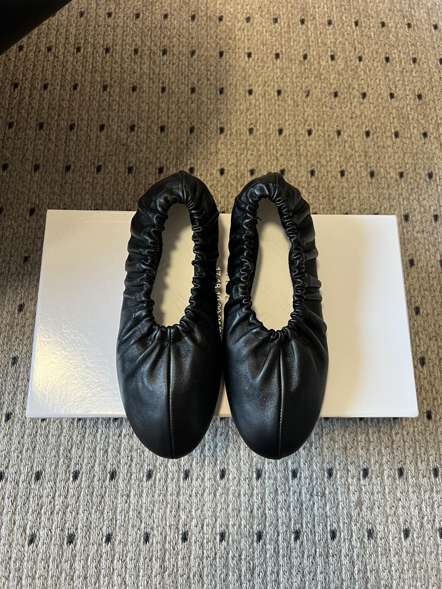 NO:759111,Maison Margiel*26ss new ballet flats for early spring. Pleated wrap design, don't pick the shape of your feet, you don't want to take them off when you put them on. Split-toe toe, retro and fashionable, easy to wear with a sense of luxury. Lightweight soles, soft and elastic to fit the foot, zero burden when walking. Available in multiple materials and colors, satin is noble, leather is durable, and mesh is breathable. They are the 'universal shoes' in the wardrobe and look good with jeans, skirts, and dresses.  The heelless flat sole makes you feel like you are walking on clouds. Available in a variety of materials, it can meet all gentle scenes. It can be worn for commuting to work and on weekend dates. It is the kind of comfort that you don’t want to take off when you put it on!  Upper fabric/sheepskin, lining fabric/cowhide, outsole, original molded outsole, increased by 1cm, size 35-40 (customized size 40 is not returnable), ballet shoes, flats, skirts, jeans, cowhide, sheepskin19860909Maison Margiel*26ss早春新款芭蕾平底鞋 褶皱包裹设计,不挑脚型,穿上就不想脱下来,分趾鞋头,复古又时髦,轻松穿出高级感.轻量化鞋底,软弹贴合脚感,走路零负担.多材质多色可选缎面显贵、皮质耐穿、网纱透气,是衣柜里的“万能鞋”,配牛仔裤、半裙、连衣裙都好看. 无跟平底走路像踩在云里,多材质可选,满足所有温柔场景,上班通勤、周末约会都能穿, 是那种穿上就不想脱下来的舒服！ 鞋面布/羊皮 内里布/牛皮 大底原版开模大底 增高1cm size35-40码（40码定制不退换）,芭蕾舞鞋,flats,skirts,jeans,cowhide,sheepskin,Women's Shoes