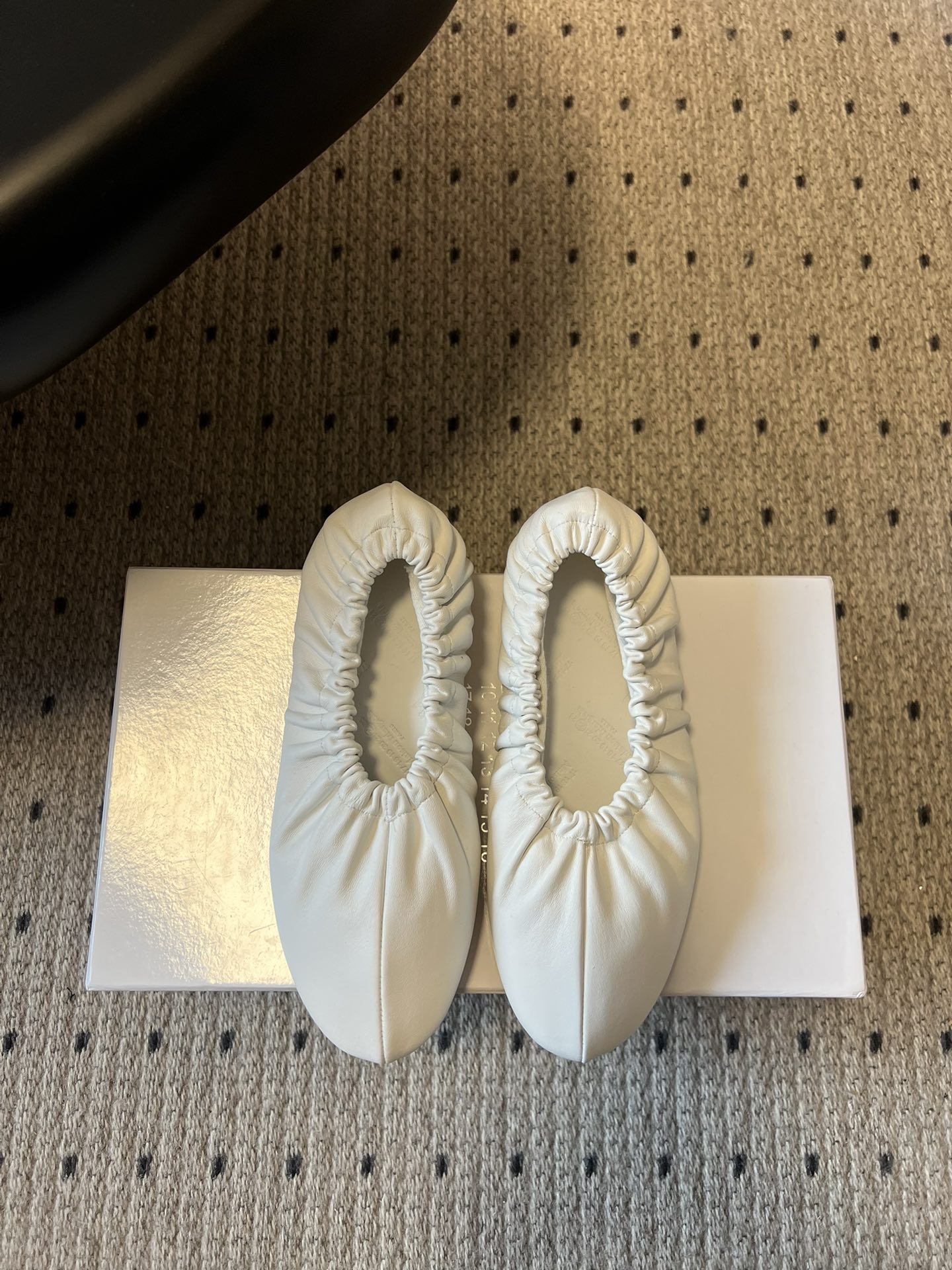 NO:747149,Fabric-covered 250 leather-covered Maison Margiel*26ss new ballet flats for early spring. Pleated wrap design, not picky about foot shape, you don't want to take them off when you put them on. Split toe toe, retro and fashionable, easy to wear with a high-end feel. Lightweight soles, soft and elastic to fit the foot, zero burden when walking. Multiple materials and colors are available. Satin is noble, leather is durable, and mesh is breathable. They are the 'universal shoes' in the wardrobe and look good with jeans, skirts, and dresses.  The heelless flat sole makes you feel like you are walking on clouds. Available in a variety of materials, it can meet all gentle scenes. It can be worn for commuting to work and on weekend dates. It is the kind of comfort that you don’t want to take off when you put it on!  Upper fabric/sheepskin lining fabric/cowhide outsole original molded outsole increased by 1cm size 35-40 (customized size 40 is not returnable), ballet shoes, flats, skirts, jeans, cowhide, sheepskin19860909布面250皮面 Maison Margiel*26ss早春新款芭蕾平底鞋 褶皱包裹设计,不挑脚型,穿上就不想脱下来,分趾鞋头,复古又时髦,轻松穿出高级感.轻量化鞋底,软弹贴合脚感,走路零负担.多材质多色可选缎面显贵、皮质耐穿、网纱透气,是衣柜里的“万能鞋”,配牛仔裤、半裙、连衣裙都好看. 无跟平底走路像踩在云里,多材质可选,满足所有温柔场景,上班通勤、周末约会都能穿, 是那种穿上就不想脱下来的舒服！ 鞋面布/羊皮 内里布/牛皮 大底原版开模大底 增高1cm size35-40码（40码定制不退换）,芭蕾舞鞋,flats,skirts,jeans,cowhide,sheepskin,Women's Shoes