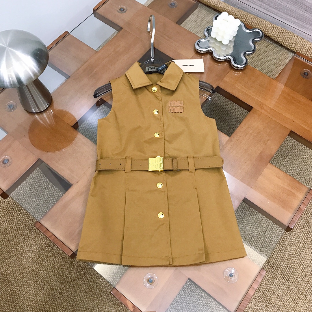 NO:762907,[Ready stock] MIUMIU lapel sleeveless vest dress with MIU letter leather logo on the chest and gold buttons and belt to tighten the waist. Stiff and stylish straight style. Fashionable high street style. The effect is super stunning when worn alone or layered with a shirt ~ Made of imported high-end custom-made pure cotton fabric. High-end fashionable style with very good upper body effect. Size--120-130-140-150 [CM]  Need counter packaging yuan, clothes, miumiu, skirts, shirts,19860909【现货发】   MIUMIU翻领无袖背心连衣裙胸前miu系字母皮质章标标志搭配金色纽扣跟腰带收腰 版型硬挺有型直筒款式 时髦高街款式 单穿或者搭配衬衫叠穿效果超级惊艳～采用进口高端定制定制纯棉面料裁制 高级时髦款 上身效果非常好 尺码--120-130-140-150【CM】 需要专柜包装元,衣服,miumiu,skirts,shirts,,Children's