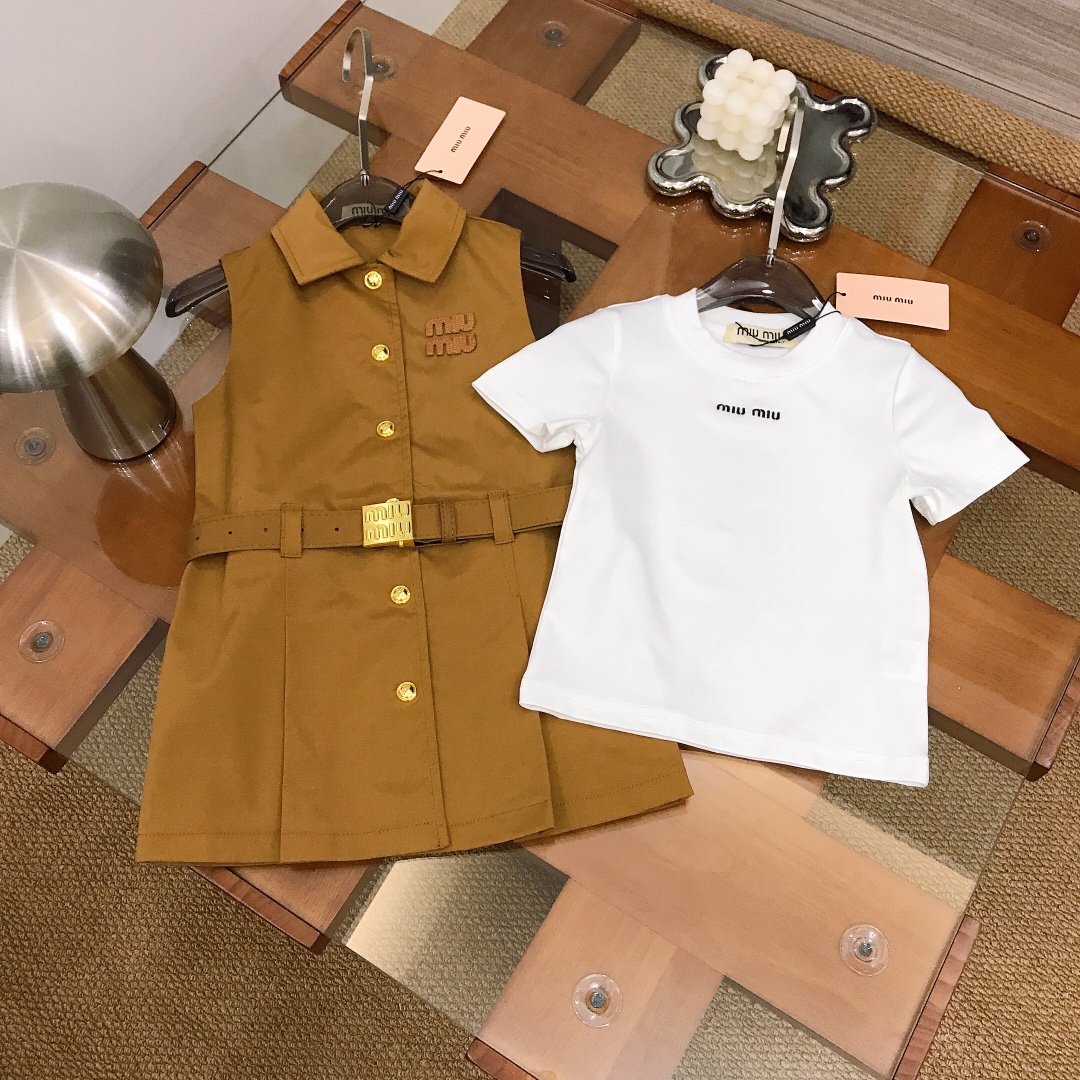 NO:762928,[Ready stock] MIUMIU girls' skirt [pure cotton embroidered T-shirt tank top] small embroidery on the chest MIU short-sleeved style. The fabric is super soft and delicate. It is matched with a buttoned vest dress and a metal buckle belt at the waist to create a waist ~ the fabric is super soft and delicate, and feels great!  Matching the whole upper body, it has a high-end temperament. High version quality. Simple and elegant style. The upper body is very beautiful. The version is awesome. Color: white, black. Size--120-130-140-150 [CM]. Counter packaging 10, clothes, miumiu, skirts, T-shirt, tees, t-shirt,19860909【现货发】  MIUMIU 女童套裙【纯棉刺绣T恤背心裙】胸前小刺绣MIU系小短袖 面料超柔软细腻搭配排扣背心连衣裙腰部金属扣腰带收腰打造～面料超级柔软细腻,手感超好！搭配整套上身气质高级感十足高版本质量 简单大方款式 上身非常好看 版型超赞 颜色白色 黑色 size--120-130-140-150【CM】  专柜包装10,衣服,miumiu,skirts,T-shirt,tees，t-shirt,,Children's