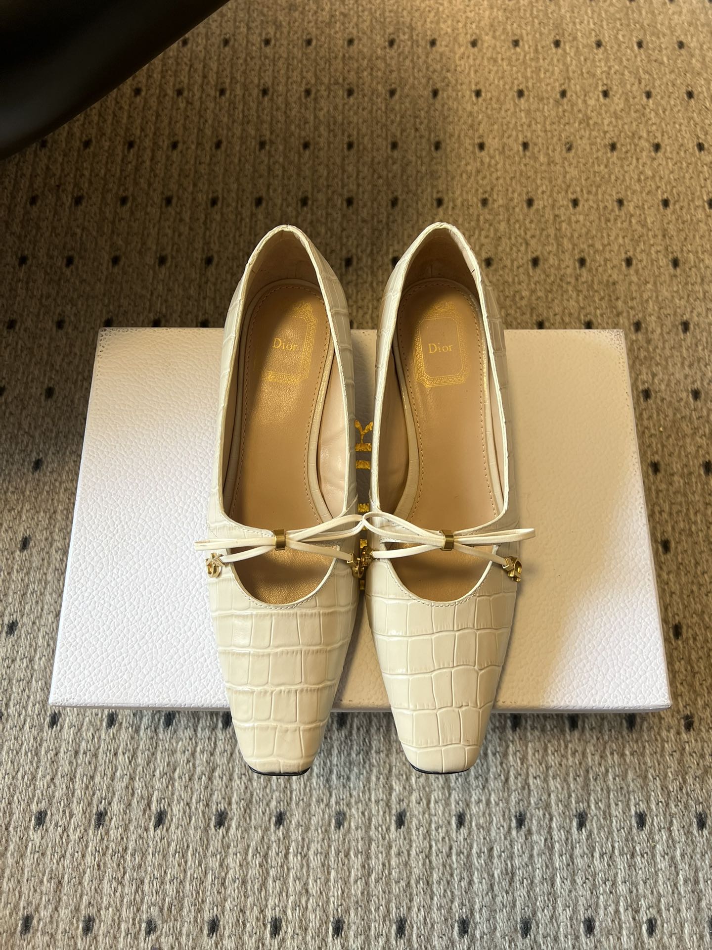 NO:749021,Dio*26ss early spring new retro square-toed low-heeled shoes. Who can resist this pair of square-toed shoes with elegant filters!  The crocodile pattern embossing + delicate bow and small gold buckle give it a retro feel, and the low-heeled design is so girly!  It walks steadily and also quietly lengthens your legs. The colors of burgundy, classic black, and gentle off-white are very versatile. Pair it with a skirt to look like a date girl, or with a suit to look like a leading lady in the workplace. The soft leather wrap is super comfortable, so you won’t feel tired even if you wear it all day at work!  It's gentle without losing its aura, so both commuters and sweet girls can do it with their eyes closed!  Square toe cut, neat but with a retro accent. Crocodile pattern embossing, delicate texture with a sense of luxury. Exquisite bow + small gold buckle, all details are gentle and careful. Low-heeled design, walking steadily and elongating the leg line. Suitable for all scenes of dating, commuting, and dinner. Cowhide upper, sheepskin lining, genuine leather outsole, size 35-41 (customized sizes 40 and 41 are not returnable)  Heel height 3cm, single shoes, dior, skirts, business suit, cowhide, sheepskin, Leather soles19860909Dio*26ss早春新款复古方头低跟鞋 谁能拒绝这双自带优雅滤镜的方头鞋！鳄鱼纹压花+精致蝴蝶结小金扣,复古感直接拉满,低跟设计太懂女生了！走路稳当还悄悄拉长腿型,酒红、经典黑、温柔米白颜色都巨百搭,配半裙是约会妹,配西装是职场大女主,软皮包裹感超舒服,上班穿一天都不累脚！温柔又不失气场,通勤党和甜妹都可以闭眼冲！ 方头剪裁,利落中藏着复古腔调.鳄鱼纹压花,细腻质感自带高级感.精致蝴蝶结+小金扣,细节里都是温柔小心机.低跟设计,走路稳当还能拉长腿部线条.适配约会、通勤、晚宴所有场景. 鞋面牛皮 内里羊皮 大底真皮大底 size35-41码（40、41码定制不退换） 跟高3cm,单鞋,dior,skirts,business suit,cowhide,sheepskin,Leather soles,Women's Shoes