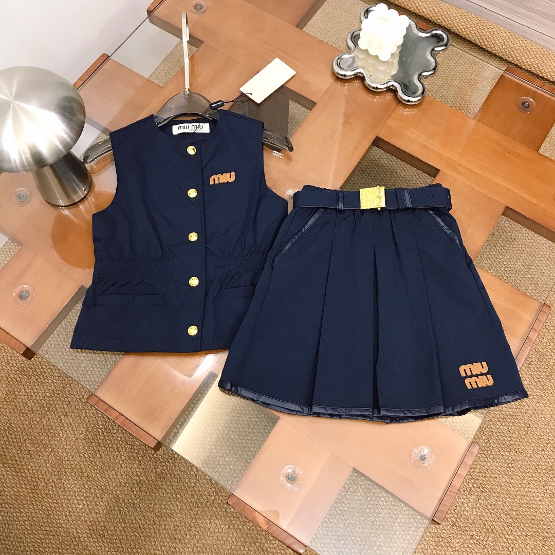 NO:762937,[Ready stock] MIUMIU girls' skirt [buttoned vest and pleated short skirt] MIU vest with small embroidery on the chest and gold buttons. The pleated skirt has a metal buckle belt at the waist to create a waist ~ skirt skirt with MIU lettered leather badge. The fabric is super soft and delicate, and feels great!  Matching the whole upper body, it has a high-end temperament. High version quality. Simple and elegant style. The upper body is very beautiful. The shape is awesome. The color is navy blue. Size--120-130-140-150 [CM]. Counter packaging 10, clothes, miumiu, skirts,19860909【现货发】   MIUMIU 女童套裙【开扣背心百褶短裙】胸前小刺绣MIU系小背心搭配金色系扣子,百褶裙腰部金属扣腰带收腰打造～裙摆裙MIU系字母皮质章标 面料超级柔软细腻,手感超好！搭配整套上身气质高级感十足高版本质量 简单大方款式 上身非常好看 版型超赞 颜色藏蓝色 土黄色 size--120-130-140-150【CM】  专柜包装10,衣服,miumiu,skirts,,Children's
