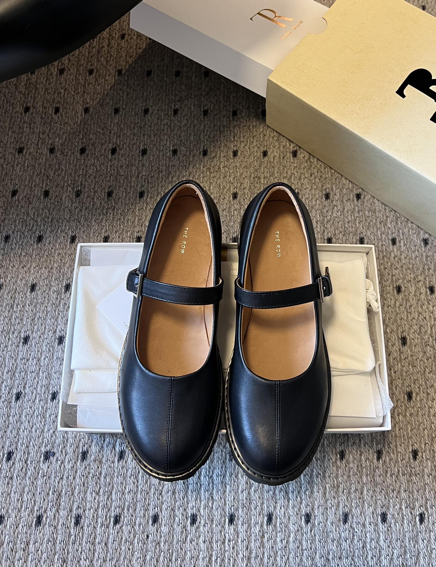 NO:759053,Made in Wanguan, The Ro*26ss early spring new retro Mary Jane shoes are the most popular vintage Mary Jane shoes!  It can be worn for commuting and dating, who knows!  These Mary Janes are really good!  The round toe design + one-line buckle belt gives you a full retro feel. The thick-soled toothed soles quietly increase the height and are very stable. Your feet will not be tired after walking for a long time. The two colors of dark brown/classic black are extremely versatile and look good with skirts, jeans, and suits. The soft leather wrap is super comfortable, and you can wear them all day at work without rubbing your feet!  Gentle yet capable, it can be used by both commuters and sweet girls!  The round-toe Mary Jane hides the gentleness of the 90s. The one-word buckle strap makes the buckle effortless and elegant. The thick toothed sole ensures every step of retro everyday, and the soft leather wrap makes retro comfortable all day long. The upper is calfskin and the lining is mixed sheepskin. The original open-molded outsole is increased by 2.5cm. Size 35-40 (40 sizes are customized and cannot be returned or exchanged). Mary Jane, mary jane, skirts, jeans, business  suit,cowhide,sheepskin19860909莞产 The Ro*26ss早春复古新款玛丽珍鞋 被问爆的复古玛丽珍！通勤&约会都能穿,谁懂啊！这双玛丽珍真的太会了！圆头设计+一字扣带,复古感直接拉满,厚底齿纹鞋底,悄悄增高,巨稳,走路久了也不累脚～深棕/经典黑两个颜色都巨百搭,配半裙、牛仔裤、西装都好看,软皮包裹感超舒服,上班穿一天都不磨脚！温柔又不失干练,通勤党和甜妹都可以冲！ 圆头玛丽珍,藏着90年代的温柔,一字扣带,扣住不费力的优雅.厚底齿纹,踩稳每一步复古日常,软皮包裹,让复古也能舒适一整天. 鞋面小牛皮 内里混种羊皮 大底原版开模大底 增高2.5cm size35-40码（40码定制不退换）,玛丽珍,mary jane,skirts,jeans,business suit,cowhide,sheepskin,Women's Shoes