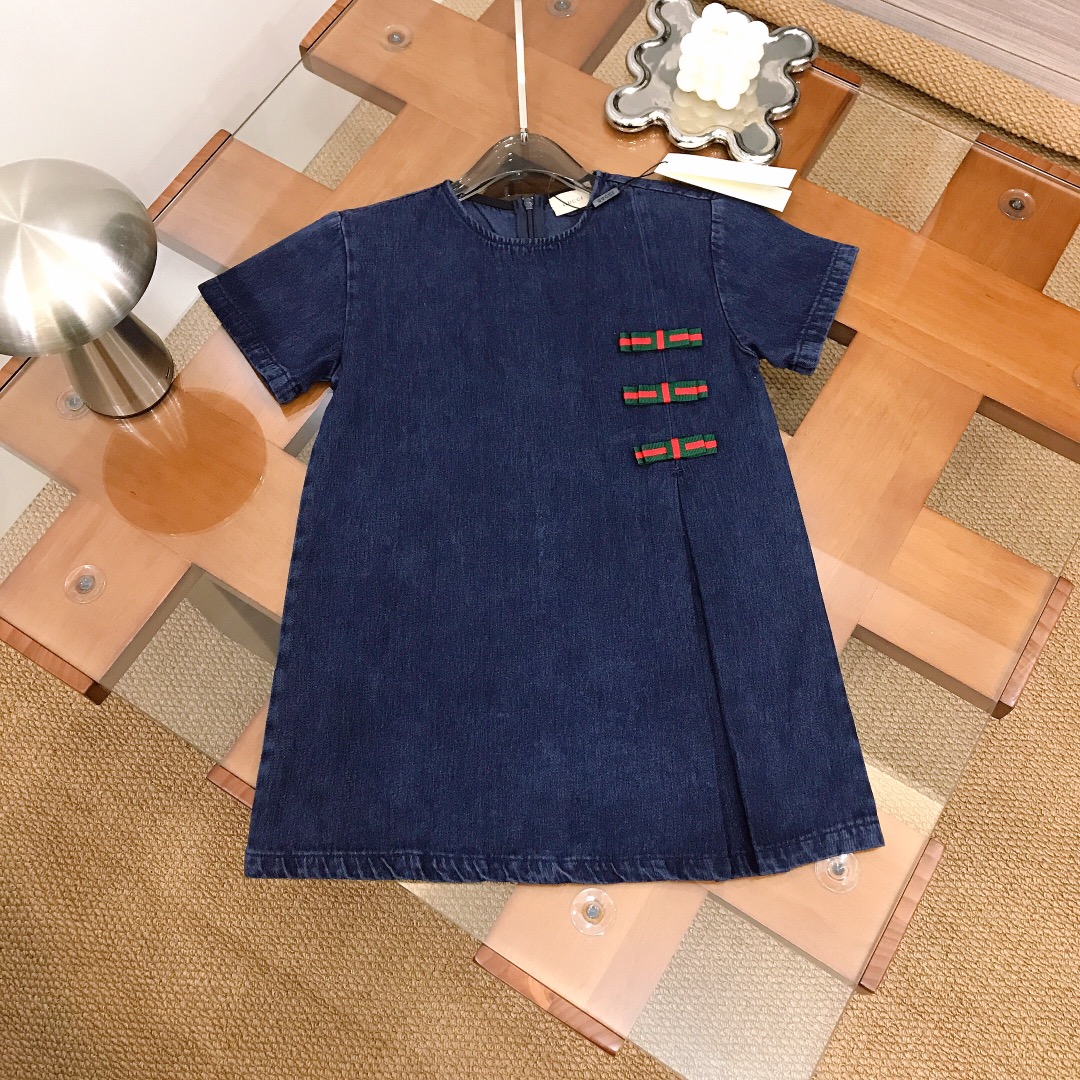 NO:762926,[Ready stock] Size - GUCC* high-end washed dark blue denim dress, red and green webbing bow design embellishment, stiff and stylish straight style, fashionable high street style ~ made of imported high-end custom-made cotton fabric, high-end fashion style, very good upper body effect, size - 110-120-130-140-[CM] Need counter packaging, clothes, gucci, skirts,19860909【现货发】  尺寸- GUCC* 高级水洗深蓝色牛仔连衣裙 红绿色织带蝴蝶结设计点缀 版型硬挺有型直筒款式 时髦高街款式～采用进口高端定制定制纯棉面料裁制 高级时髦款 上身效果非常好 尺码-110-120-130-140-【CM】 需要专柜包装元,衣服,gucci,skirts,,Children's