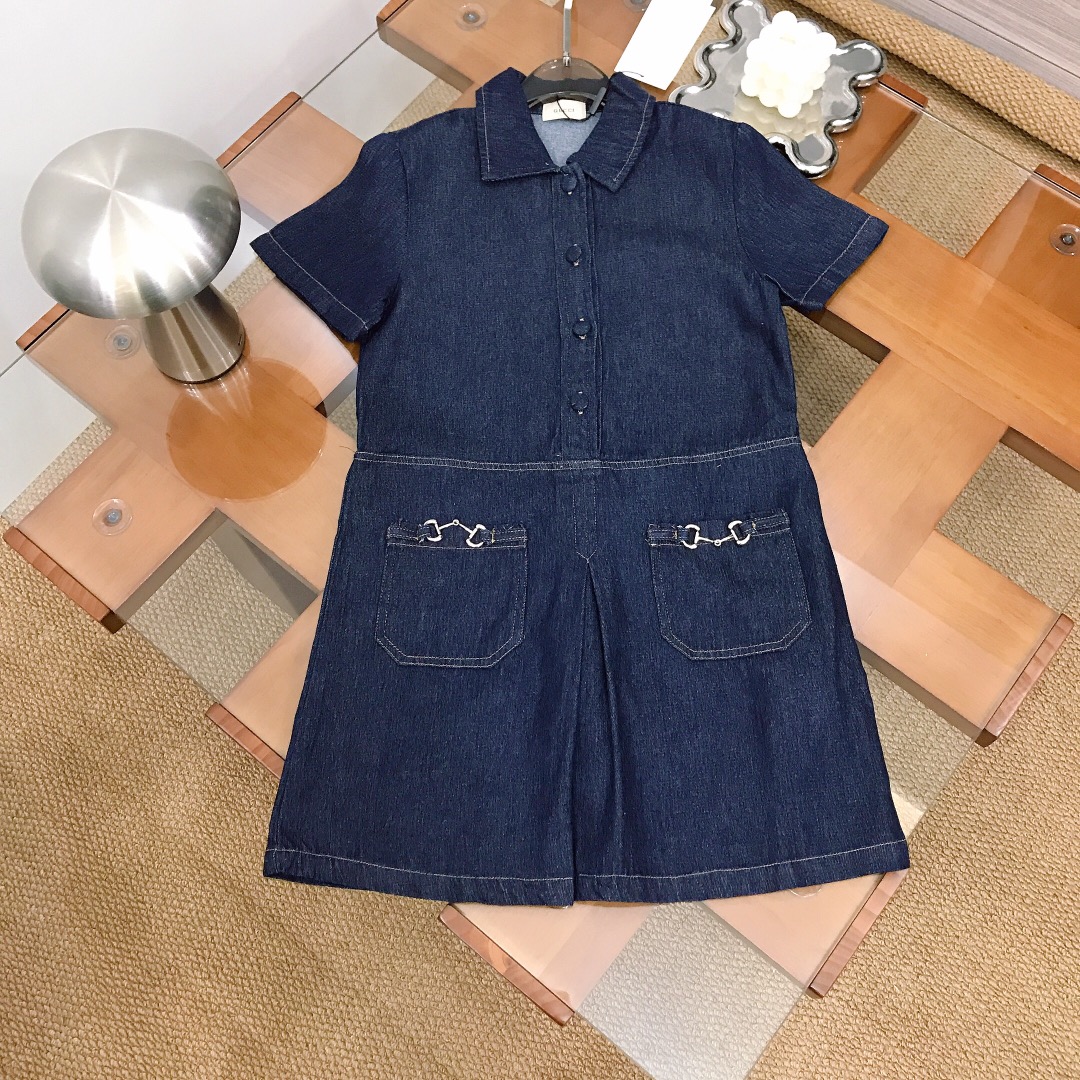 NO:762890,[Available now] Size - GUCC* Small lapel high-quality washed dark blue denim dress. Two front pockets are designed with silver hardware buckles and saddle buckle design embellishment. The interior is matched with safety pants lining. Stiff and stylish straight style. Fashionable high street style ~ made of imported high-end custom-made cotton fabrics. High-end fashion style with very good upper body effect. Size-110-120-130-140-[CM]  Need counter packaging, clothes, gucci, skirts,19860909【现货发】  尺寸- GUCC* 小翻领高级水洗深蓝色牛仔连衣裙 前部两口袋设计搭配银色五金扣马鞍扣设计点缀 内里搭配安全裤内衬 版型硬挺有型直筒款式 时髦高街款式～采用进口高端定制定制纯棉面料裁制 高级时髦款 上身效果非常好 尺码-110-120-130-140-【CM】 需要专柜包装元,衣服,gucci,skirts,,Children's