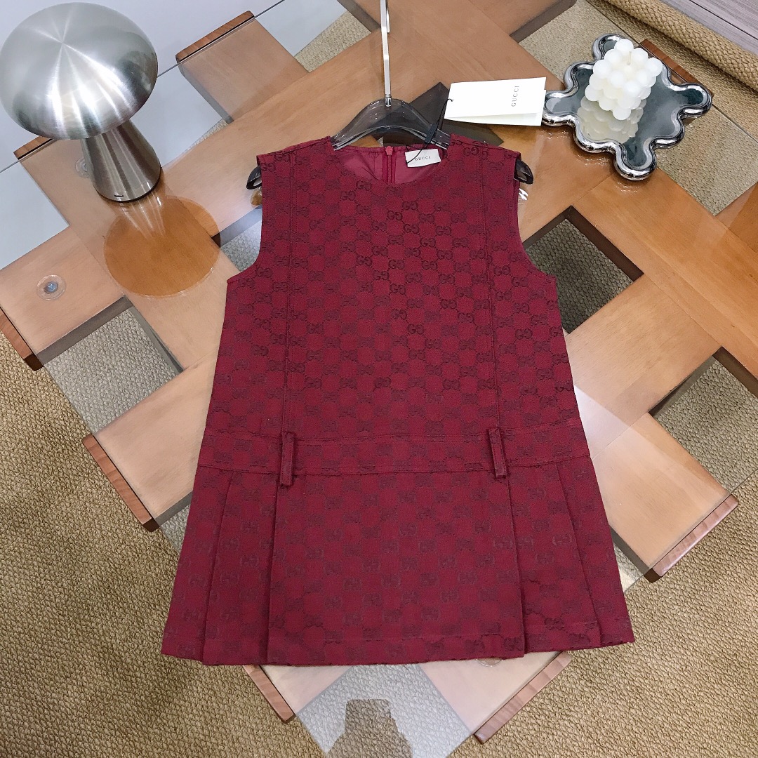 NO:762916,[Available in stock] Size - GUCC* Girls' vest dress, high-end burgundy jacquard denim dress, fully jacquard double GG letters, stiff and stylish straight style, fashionable high street style, super stunning when worn alone or layered with a shirt ~ Made of imported high-end custom-made pure cotton fabric, high-end fashion style, very good upper body effect. Size - 110-120-130-140-[CM]  Need counter packaging, clothes, gucci, skirts, shirts,19860909【现货发】  尺寸- GUCC* 女童背心裙 高级酒红提花牛仔连衣裙 全面提花双GG字母 版型硬挺有型直筒款式 时髦高街款式 单穿或者搭配衬衫叠穿效果超级惊艳～采用进口高端定制定制纯棉面料裁制 高级时髦款 上身效果非常好 尺码-110-120-130-140-【CM】 需要专柜包装元,衣服,gucci,skirts,shirts,,Children's