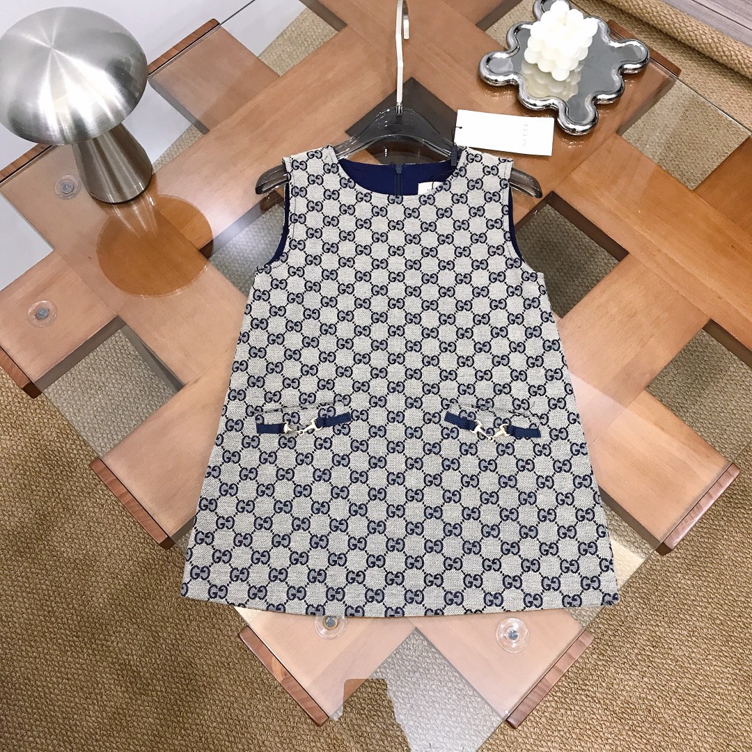 NO:762921,[Ready stock] Size 90- GUCC* New style high-end blue jacquard denim dress Fully jacquard double GG letters Stiff and stylish straight style Fashionable high street style Wear alone or layered with a shirt, the effect is super stunning ~ Made of imported high-end custom-made pure cotton fabrics High-end fashionable style with very good upper body effect Size 90--110-120-130-140-[CM]  Need counter packaging, clothes, gucci, skirts, shirts,19860909【现货发】  尺寸90- GUCC* 新款 高级蓝提花牛仔连衣裙 全面提花双GG字母 版型硬挺有型直筒款式 时髦高街款式 单穿或者搭配衬衫叠穿效果超级惊艳～采用进口高端定制定制纯棉面料裁制 高级时髦款 上身效果非常好 尺码90--110-120-130-140-【CM】 需要专柜包装元,衣服,gucci,skirts,shirts,,Children's