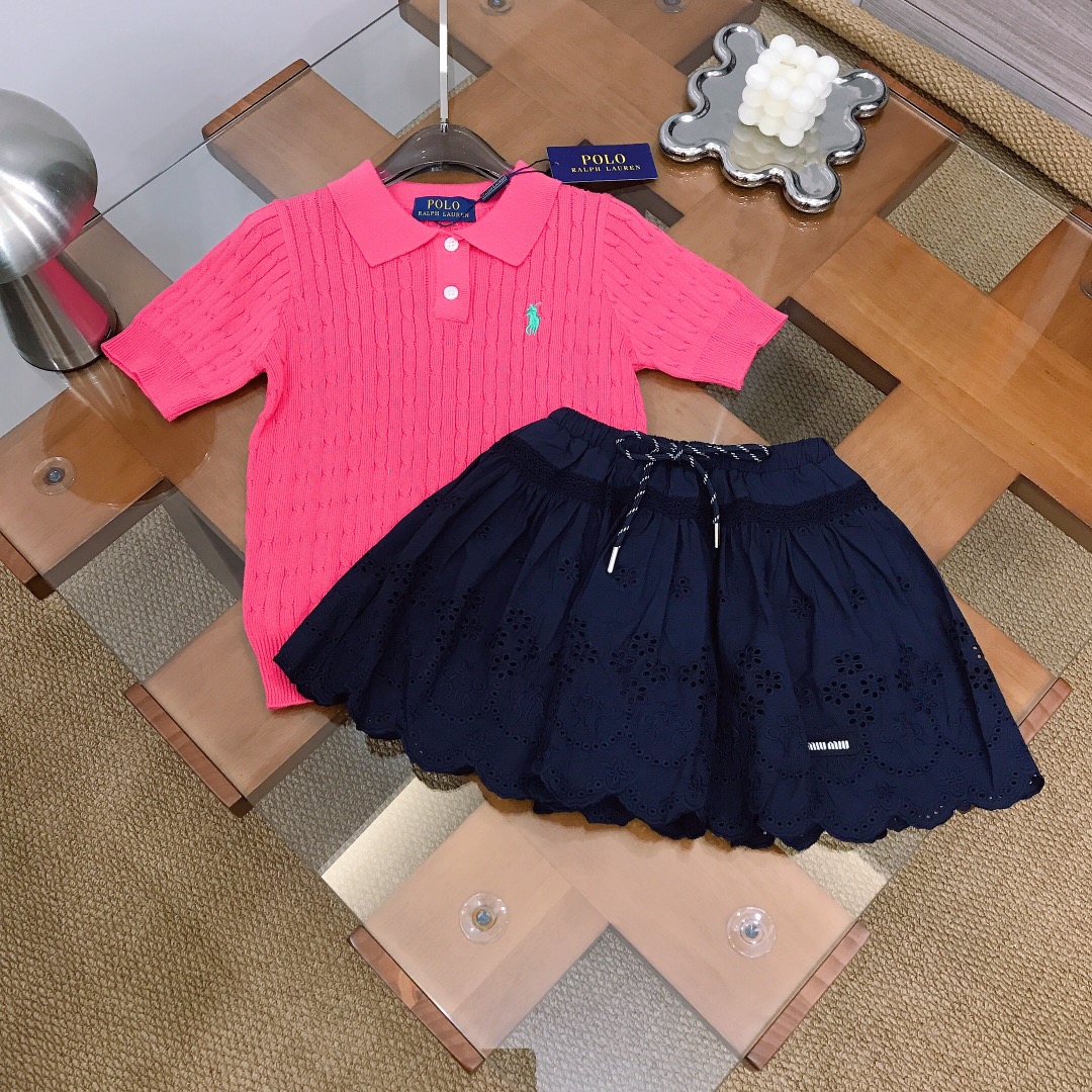 NO:762909,[Ready stock] Size - Polo & MIUMIU combination and matching limited series [lapel knitted Polo shirt hollow skirt] Pure cotton texture, soft and delicate, exquisite style Raffia twist knitted sweater with Miu style hollow pattern skirt Wavy edge skirt hemming, high-end sense, full of elegance and cuteness, soft and comfortable, skin-friendly and not tied, the upper body effect is excellent Color rose red navy blue  size-120-130-140-150-[CM] Counter packaging 10, clothes, miumiu, skirts,19860909【现货发】 尺寸-  Polo & MIUMIU 组合搭配限定系列【翻领针织Polo衫镂空短裙】纯棉质地 柔软细腻 精致款 拉夫麻花针织衫搭配Miu系镂空花纹短裙 波浪边裙摆包边 高级感 尽显优雅跟可爱 柔顺舒适 亲肤不扎 上身效果极好 颜色玫红色 藏蓝色  size尺码-120-130-140-150-【CM】 专柜包装10,衣服,miumiu,skirts,,Children's