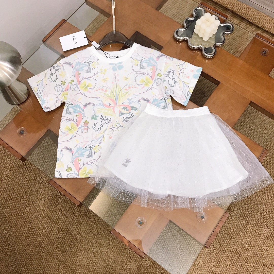 NO:762919,[Available in stock] Size 90- DIO* Girls Skirt Limited Series [New Floral Printed T-shirt and Mesh Splicing Skirt] Pure cotton texture, soft and delicate, exquisite style, bright colors, new logo printed short sleeves with silk lining mesh skirt, exquisite embroidered small logo, high-end feel, full of elegance and cuteness, soft and comfortable, skin-friendly and not irritated, the upper body effect is excellent  Size 90--110-120-130-140-[CM] Counter packaging 10, clothes, dior, skirts, T-shirt, tees, t-shirt,19860909【现货发】 尺寸90- DIO* 女童套裙 限定系列【全新花卉印花T恤网纱拼接短裙】纯棉质地 柔软细腻 精致款 鲜艳色系全新logo印花短袖搭配内里丝绸内衬网纱短裙 精致刺绣小logo 高级感 尽显优雅跟可爱 柔顺舒适 亲肤不扎 上身效果极好  size尺码90--110-120-130-140-【CM】 专柜包装10,衣服,dior,skirts,T-shirt,tees，t-shirt,,Children's