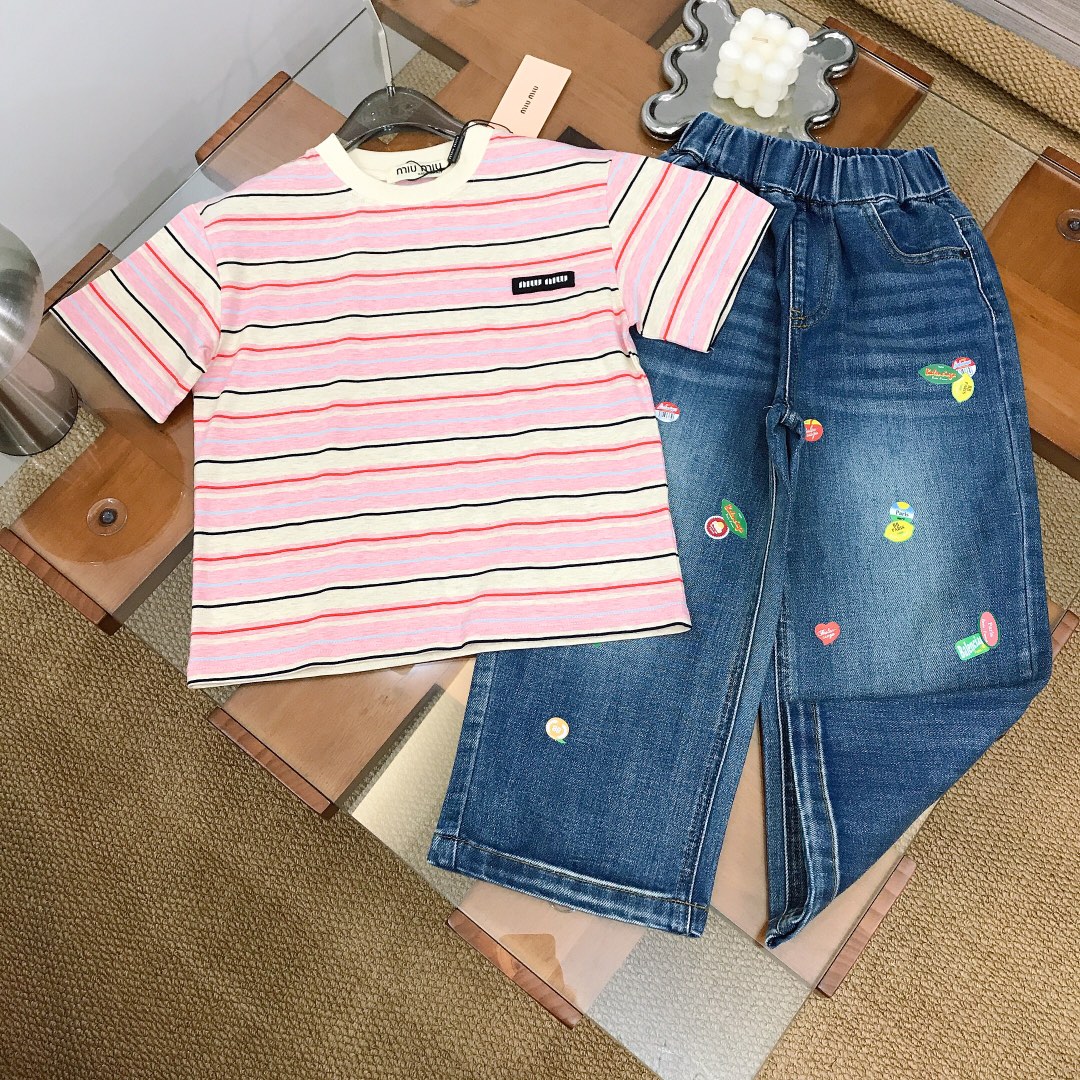NO:762892,[Ready stock] Size - MIUMIU suit [two-color retro striped T-shirt and denim trousers] is made of slightly thick and heavyweight fabric. The version is crisp and stylish ~ the upper body of high-density and thick pure cotton texture is comfortable, breathable and high-end. The wide threaded neckline design is high-end and fashionable, color is pink and black. Size-120-130-140-150-[CM]  Need counter packaging, clothes, miumiu, tees, t-shirts,19860909【现货发】  尺寸- MIUMIU 套装【双色复古条纹T恤牛仔长裤】采用微厚实克重面料打造 版型挺括有型～高紧密度厚实的纯棉质地上身舒适透气又高级 宽大螺纹领口设计 高级时髦款, 颜色粉色 黑色 尺码-120-130-140-150-【CM】 需要专柜包装元,衣服,miumiu,tees，t-shirt,,Children's