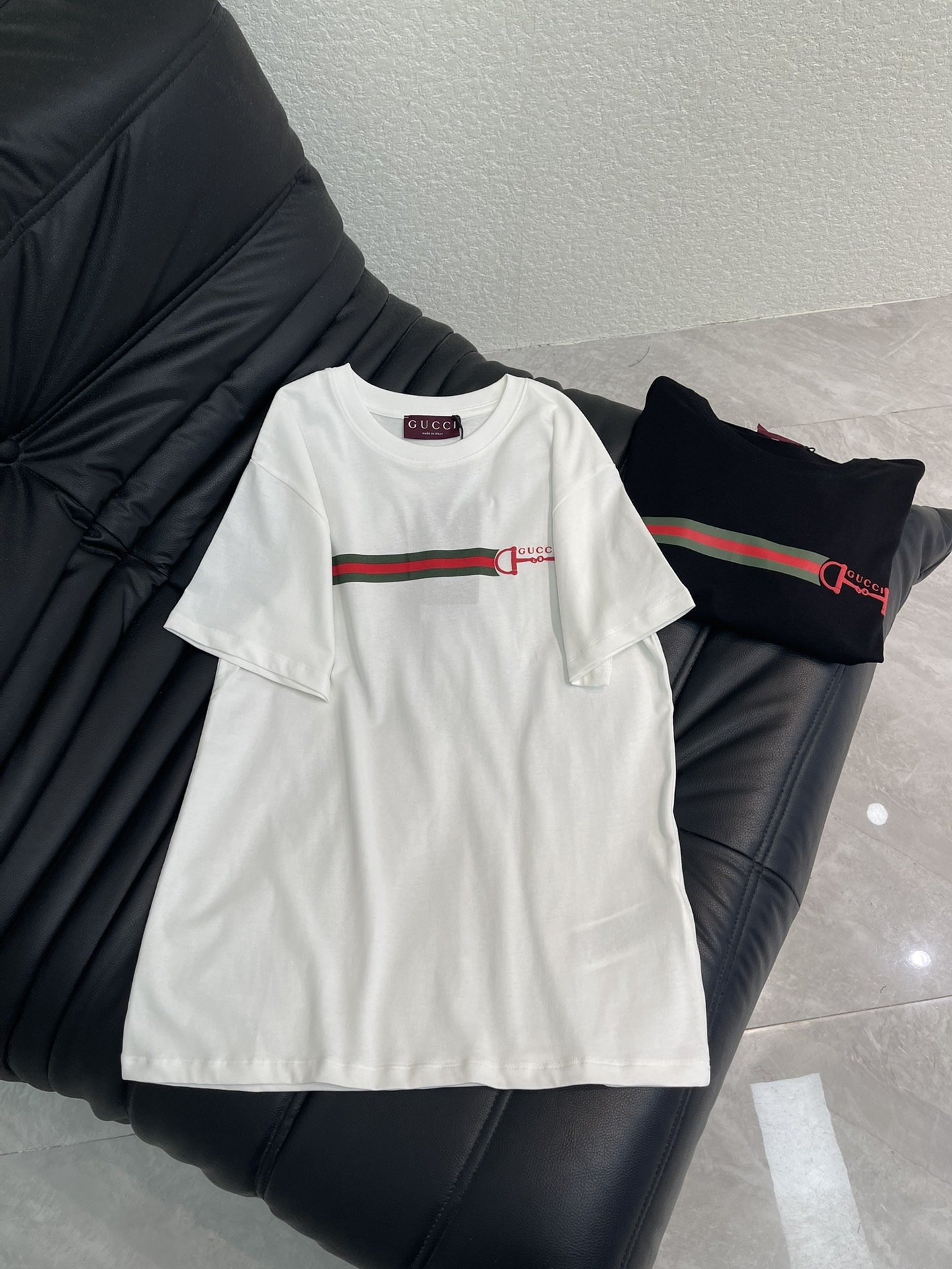 NO:749506,Gucc*26 new spring and summer letter horizontal stripe printed short-sleeved T-shirt. Pure cotton fabric. High-density fashionable sports style. Every daily wear. Playful and age-reducing design elements full of vitality. High quality. Sizes SML, gucci, T-shirt, tees, t-shirt,19860909Gucc*26春夏新款字母横条印花短袖T恤 纯棉面料 高密度时髦运动风 每个日常的穿搭 俏皮减龄充满元气的设计元素 高品质 尺码SML,,gucci,T-shirt,tees，t-shirt,,Women's clothing