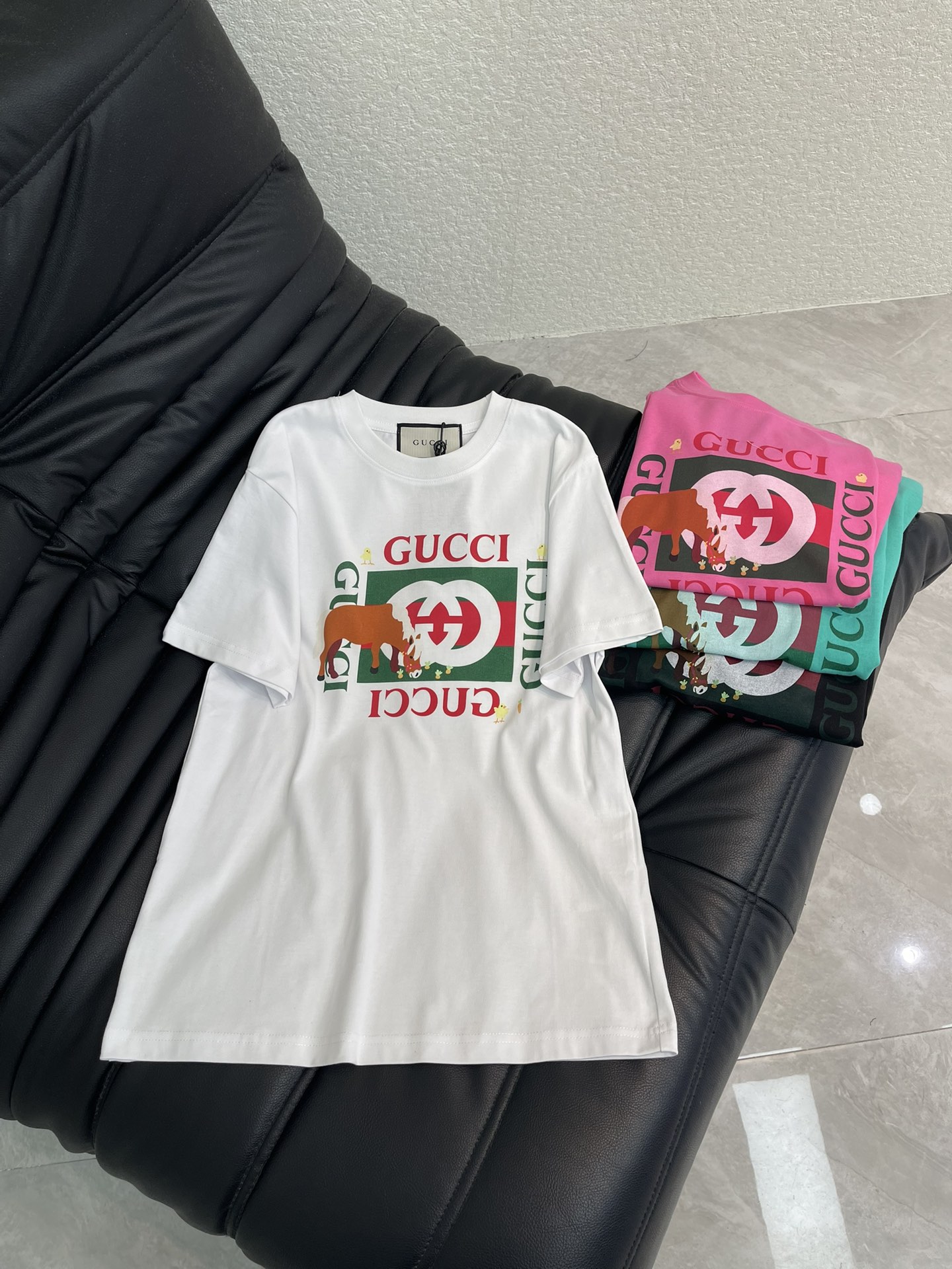 NO:748482,Gucc* 26 new spring and summer digital print horse pattern short-sleeved T-shirt. Pure cotton fabric. High-density fashionable sports style. Every daily wear. Playful and age-reducing design elements full of vitality. High quality. Size SML A,, gucci, T-shirt, tees, t-shirt,19860909Gucc* 26春夏新款数码印花马图案短袖T恤 纯棉面料 高密度时髦运动风 每个日常的穿搭 俏皮减龄充满元气的设计元素 高品质 尺码SML A,,gucci,T-shirt,tees，t-shirt,,Women's clothing