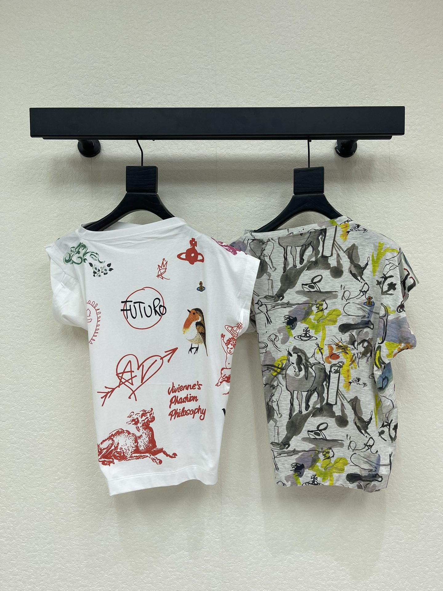 NO:749498,Vivienne Westwoo* 26 Spring and Summer Graffiti Drunkard Sloping Shoulder Short Sleeve T-shirt, white cotton fabric, comfortable and breathable, super friendly for daily wear, asymmetric tailoring + graffiti print, planet logo, animal patterns, text elements are highly recognizable, punk and artistic fusion, full of personality, suitable for you who pursue a unique style, no matter out on the street, traveling or taking photos, it will look great with jeans or short skirts, easy to create a fashionable look!  Size SML,,skirts,jeans,T-shirt,tees,t-shirt,19860909Vivienne Westwoo*西太后26春夏涂鸦醉汉斜肩短袖T恤,白色棉质面料,舒适透气,日常穿搭超友好,不对称剪裁+涂鸦印花,星球徽标、动物图案、文字元素超有辨识度,朋克与艺术感融合,个性十足,适合追求独特风格的你,无论出街、旅游还是拍照,搭配牛仔裤或短裙都很出片,轻松打造时尚造型！码数SML,,skirts,jeans,T-shirt,tees，t-shirt,,Women's clothing